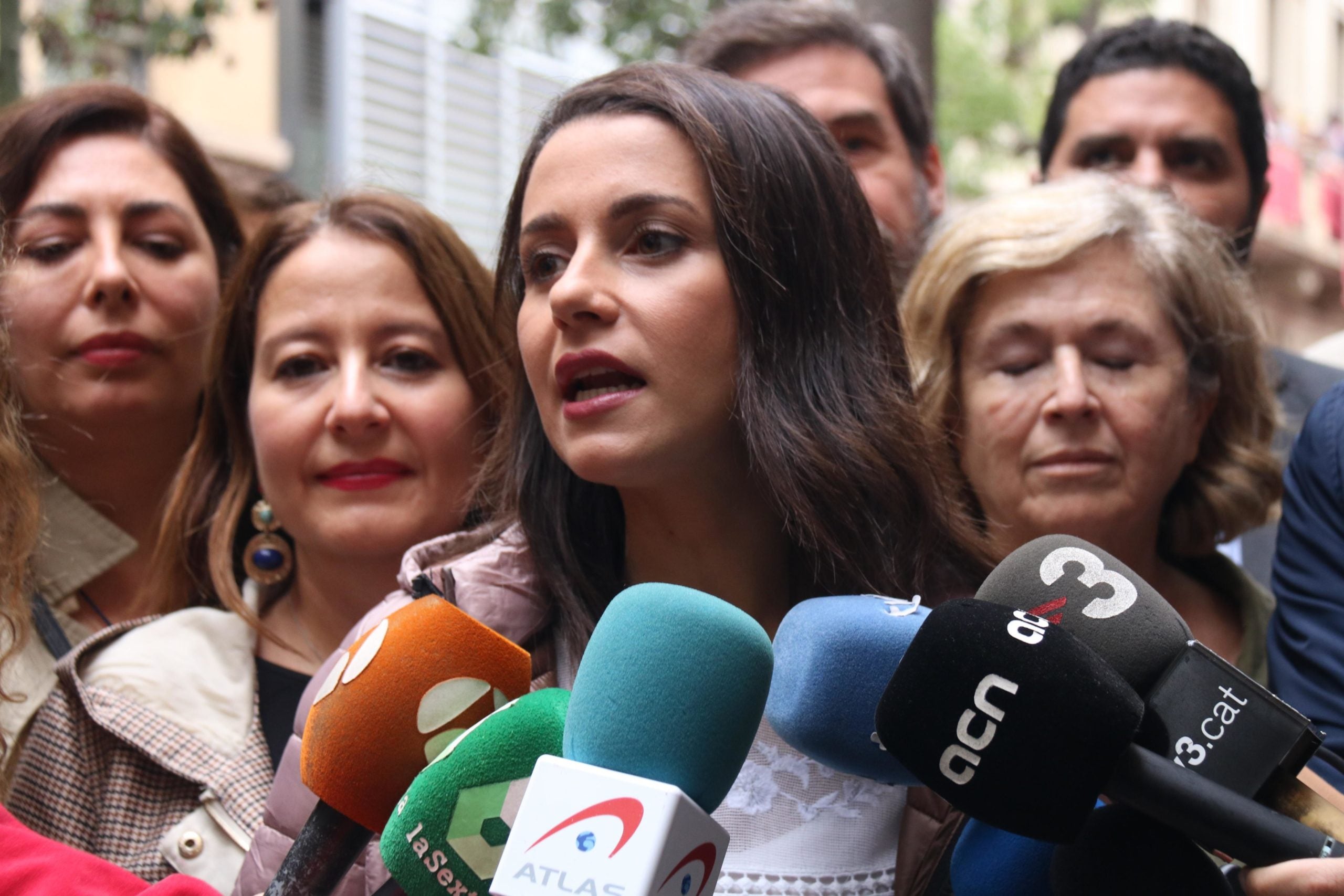 La diputada de Cs Inés Arrimadas atenent als mitjans a la festa major de les Corts / ACN - Mariona Puig