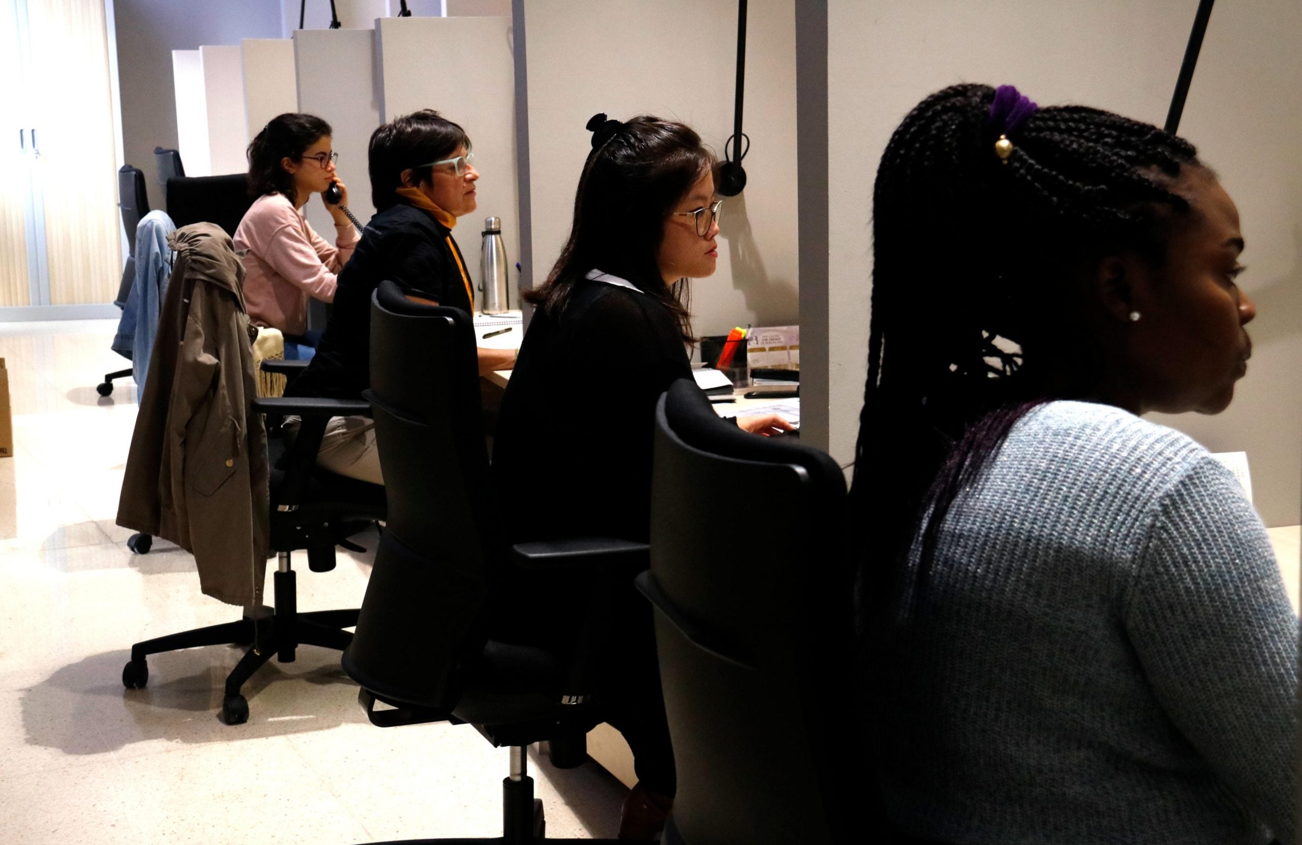 Treballadores del SAIER en els boxes d'atenció als usuaris | ACN