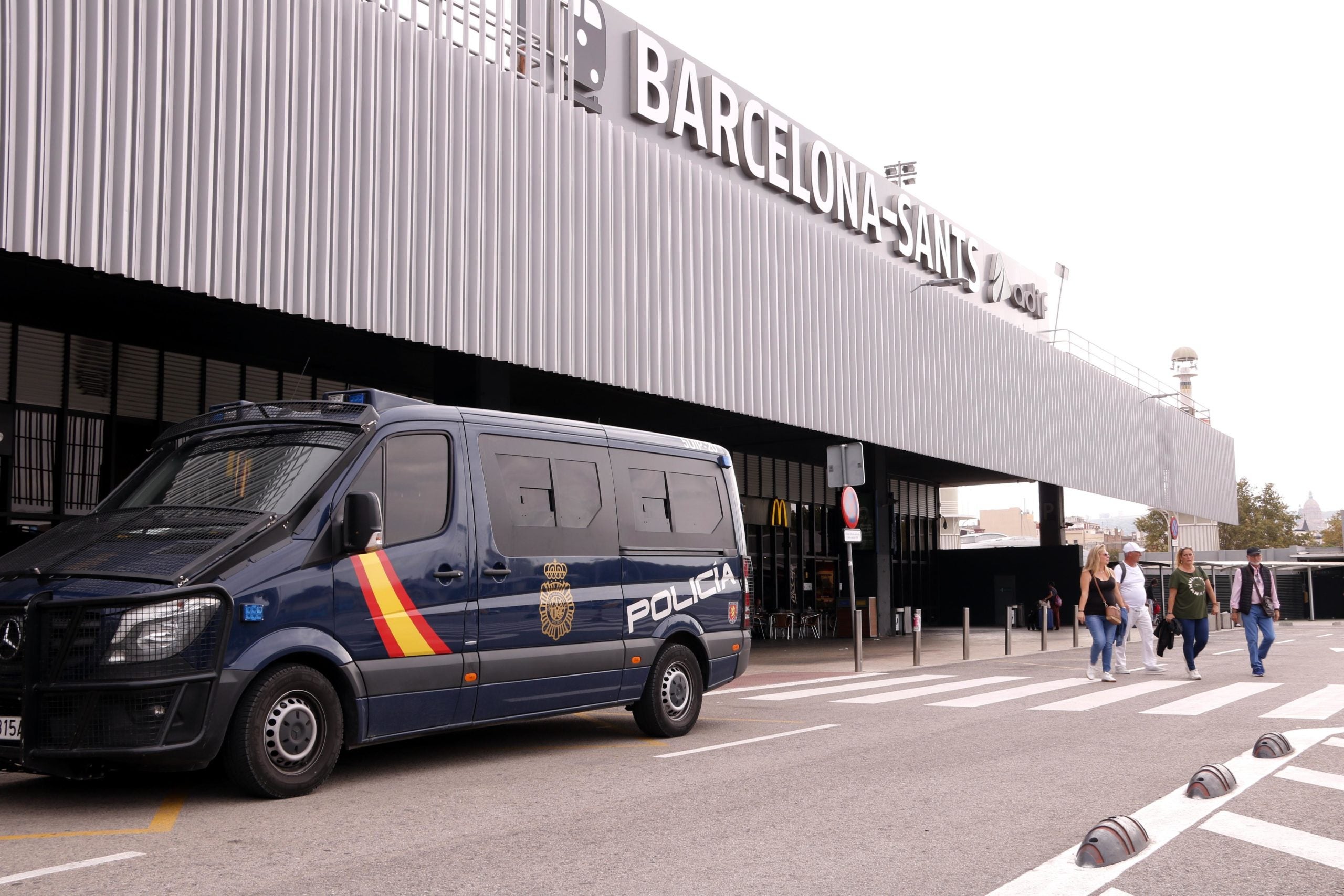 Furgonetes de la Policia Nacional aparcades davant de l'estació de Sants / ACN