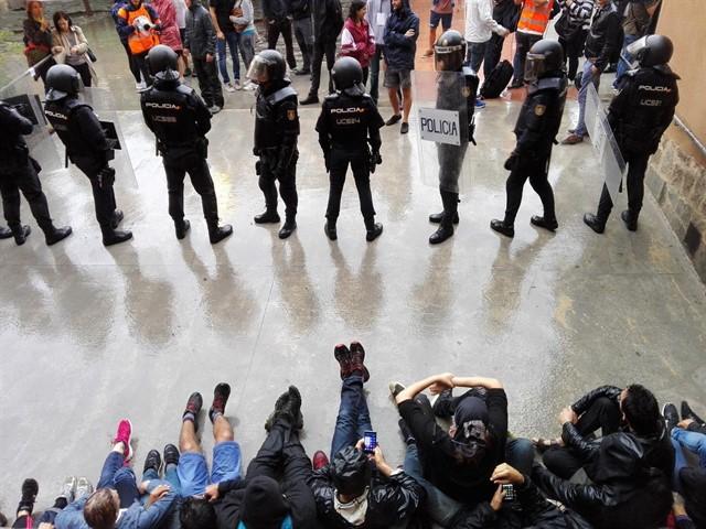 Policia Nacional a una escola durant l'1-O. | ACN