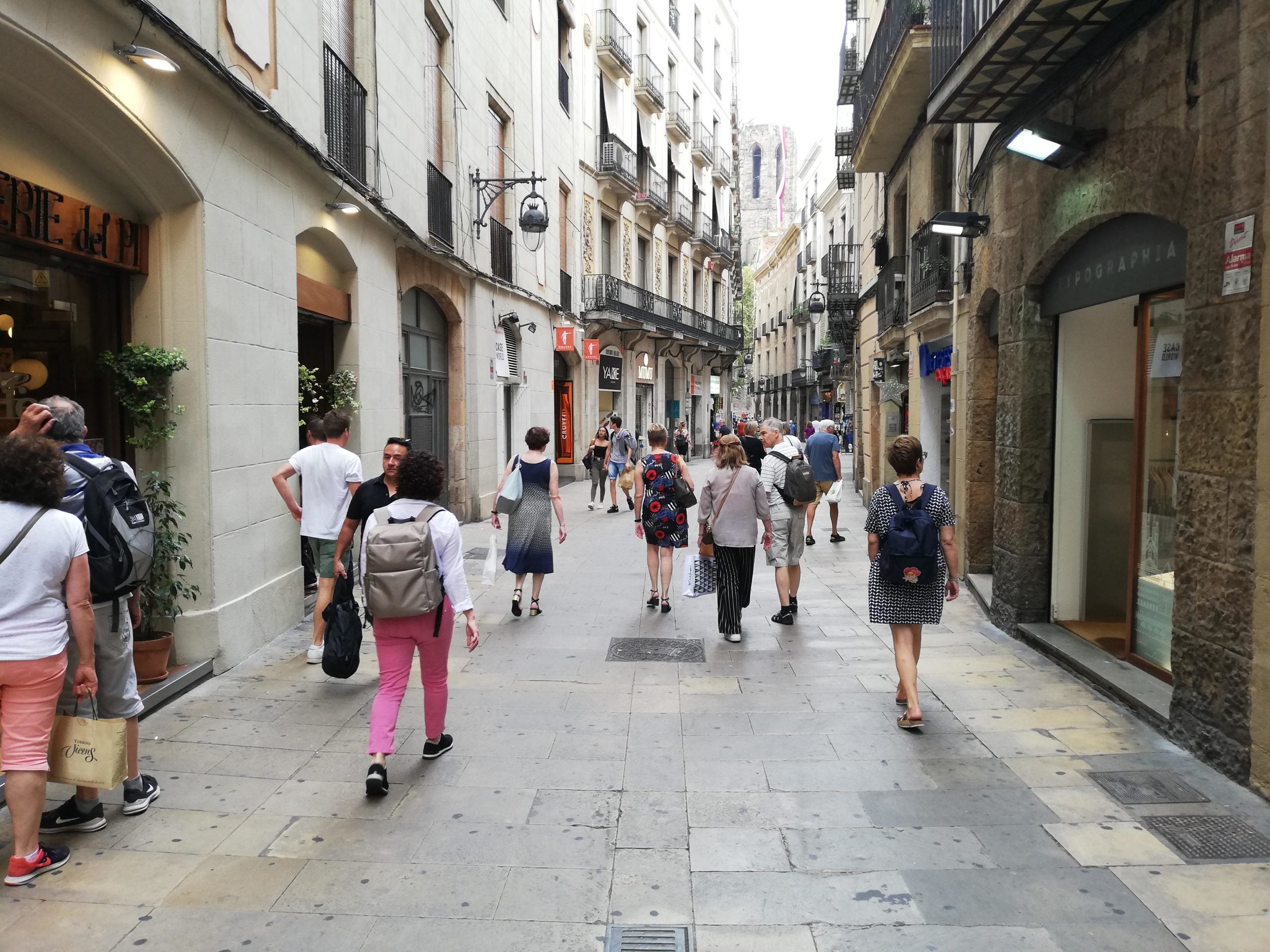 El carrer del Pi té diversos locals buits malgrat estar a la zona més cèntrica del barri / XFDC