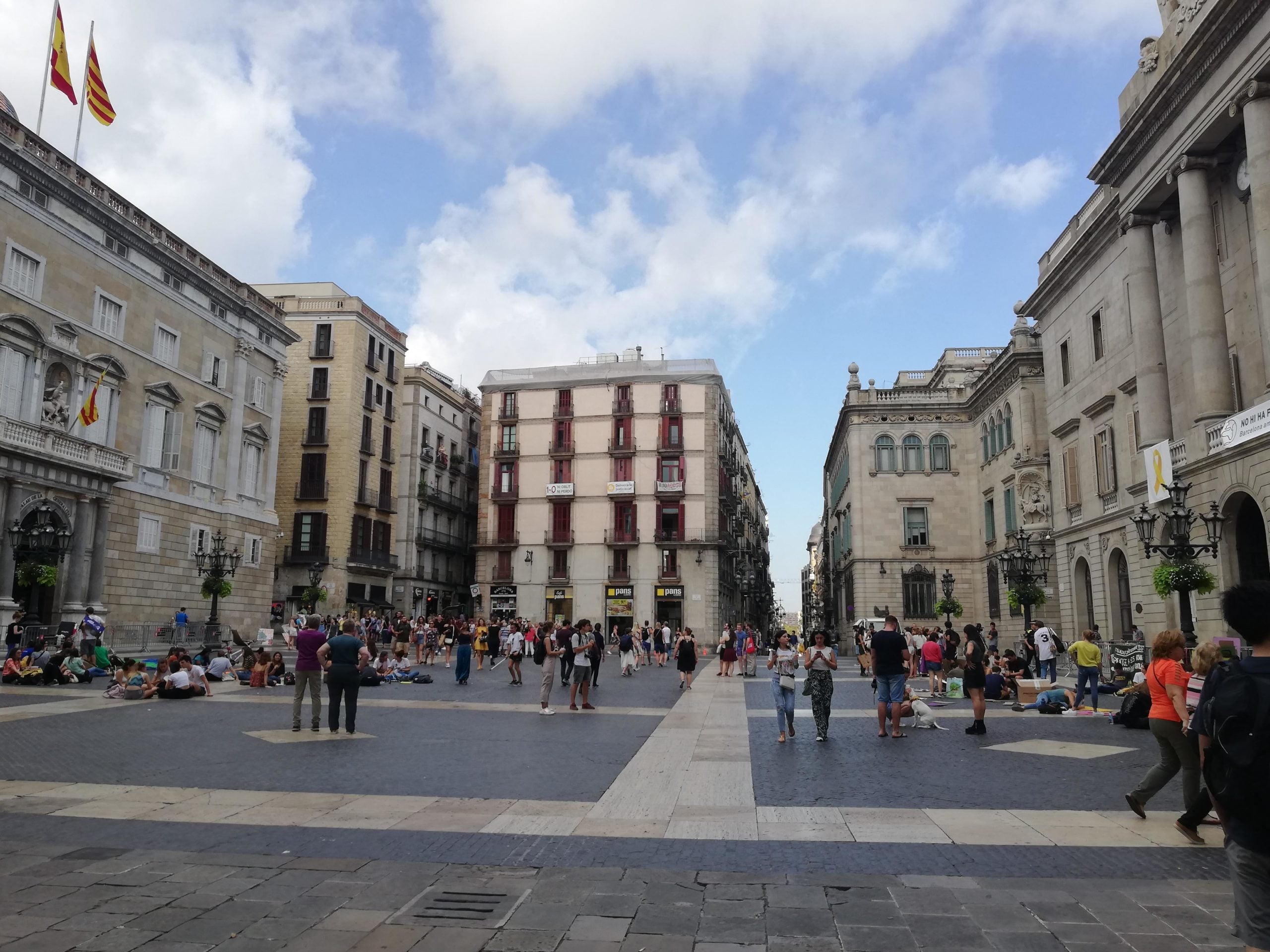 La plaça Sant Jaume amb la façana de la Generalitat sense llaç groc i el símbol dels presos polítics que encara es conserva a l'Ajuntament / A.L.