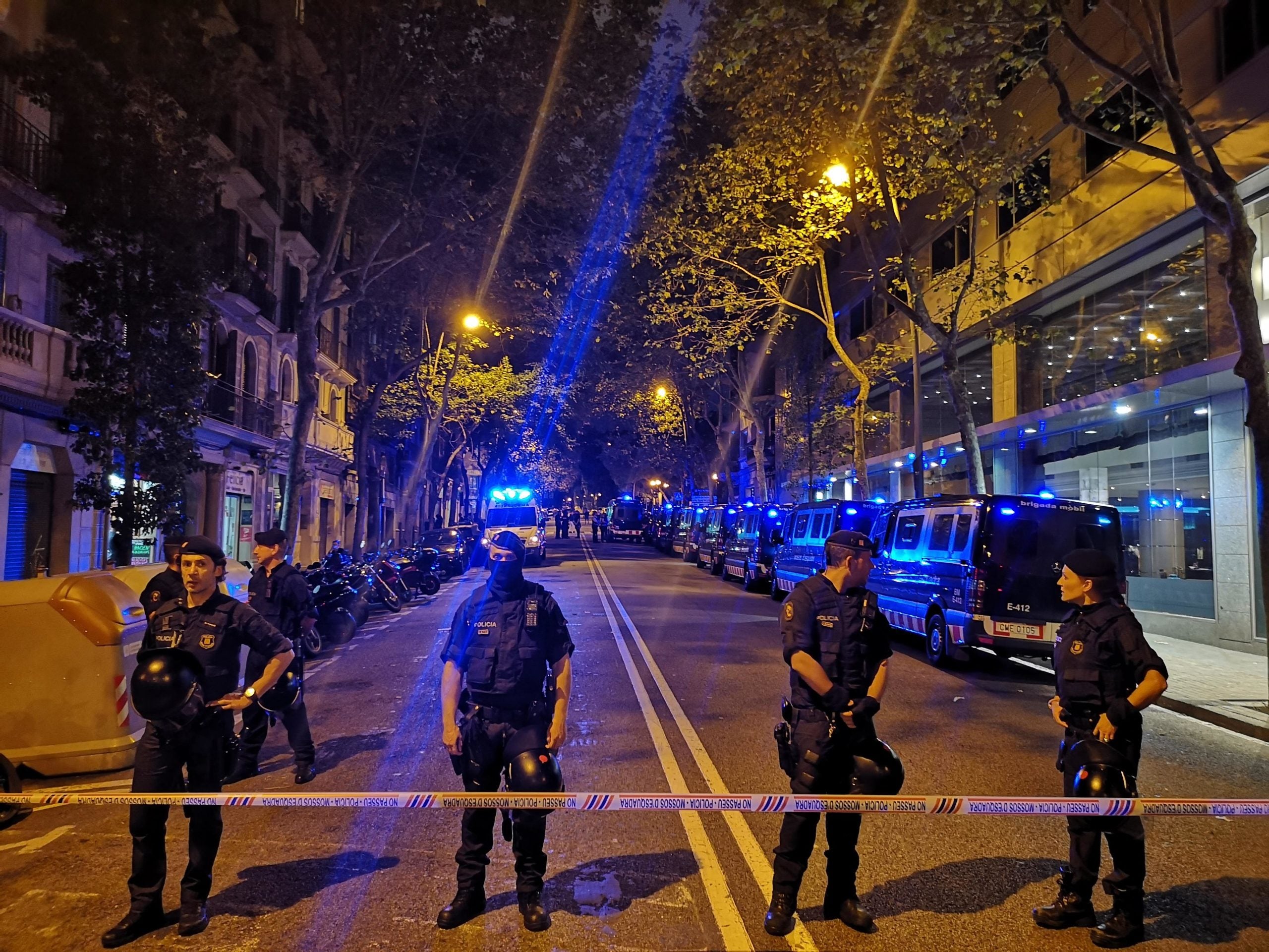 La línia policial establerta aquest matí al carrer Lleida amb Mare de Déu del Remei / D.C.