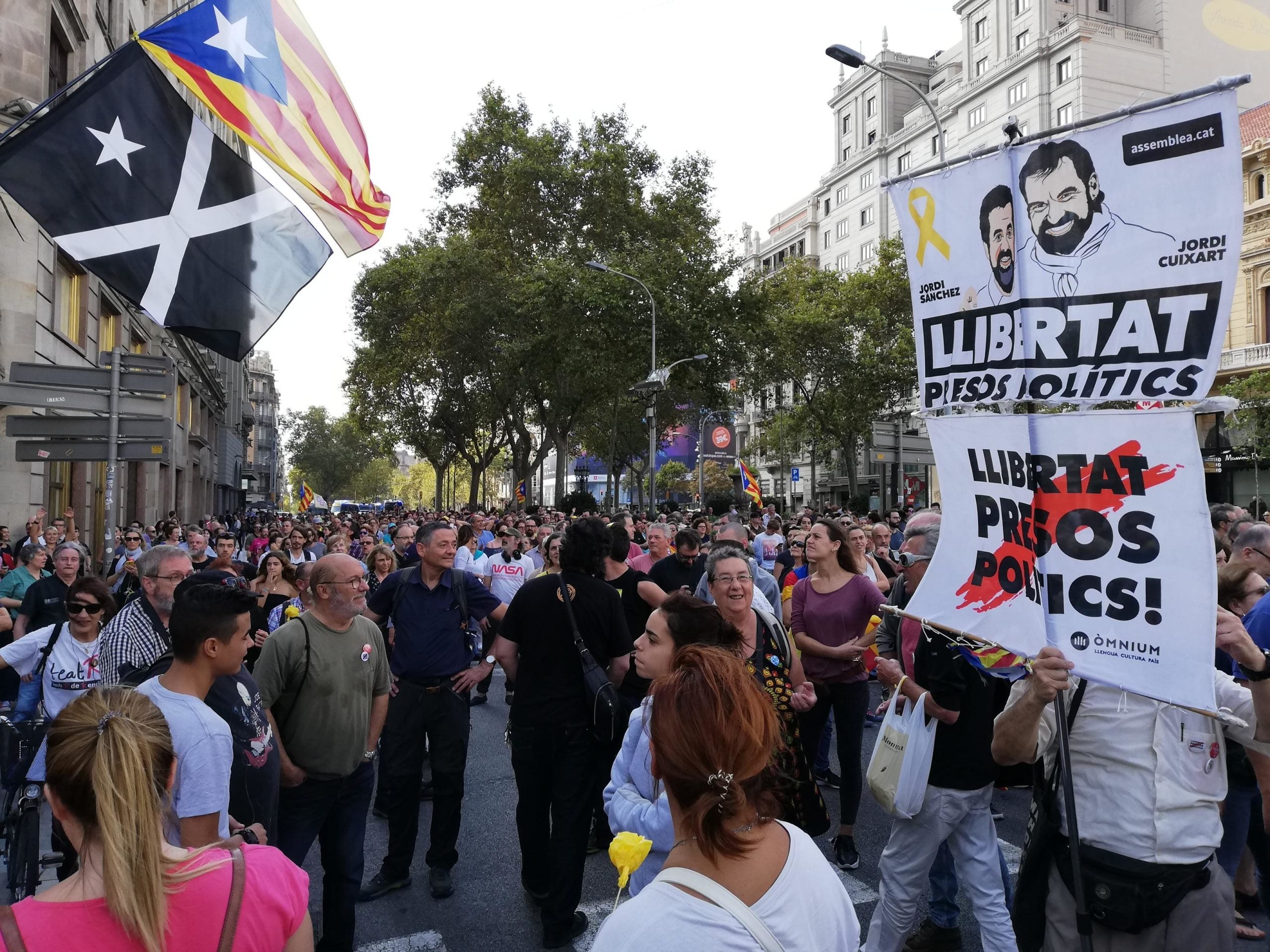 Manifestants a la cruïlla de passeig de Gràcia amb la Gran Via / XFDC