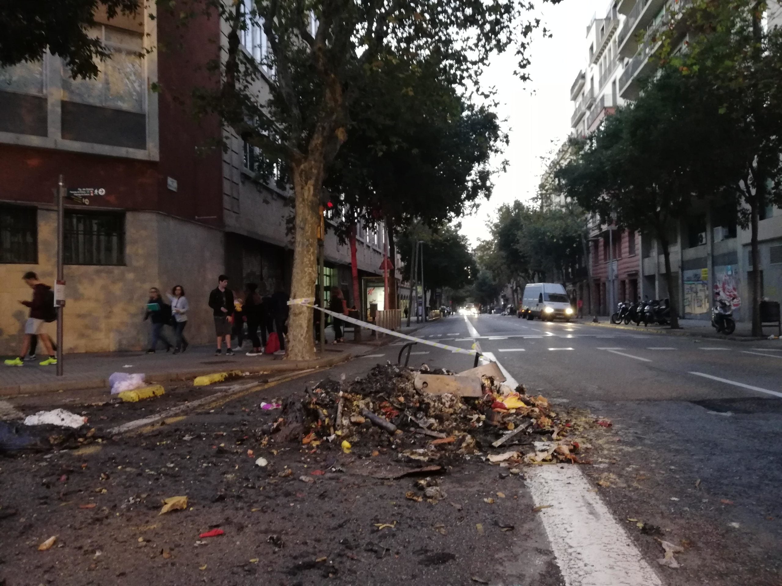 Un contenidor cremat al carrer Roger de Llúria | Adrià Lizanda