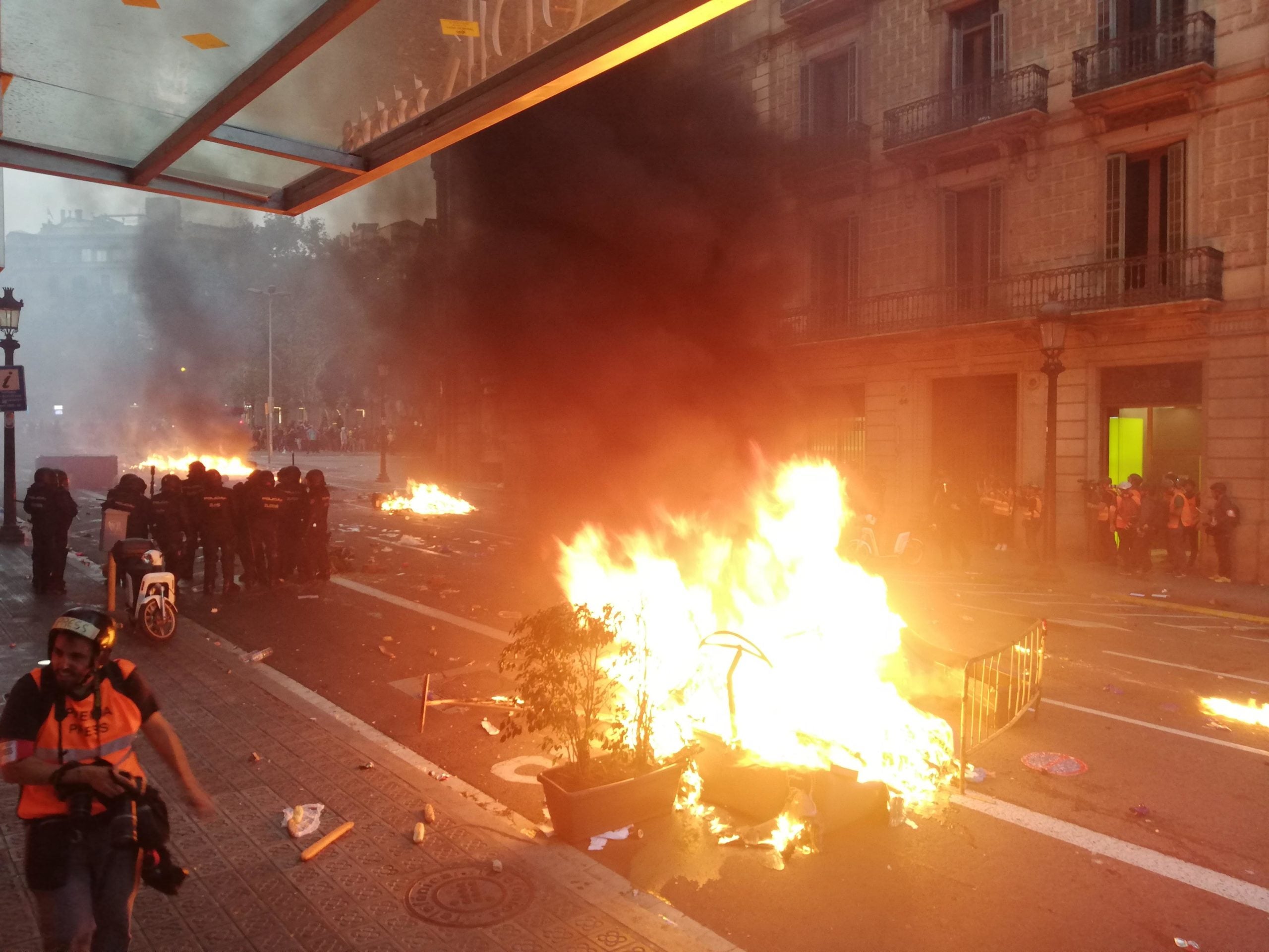 La Policia Nacional deixa enrere una barricada en flames a Via Laietana | A. L.