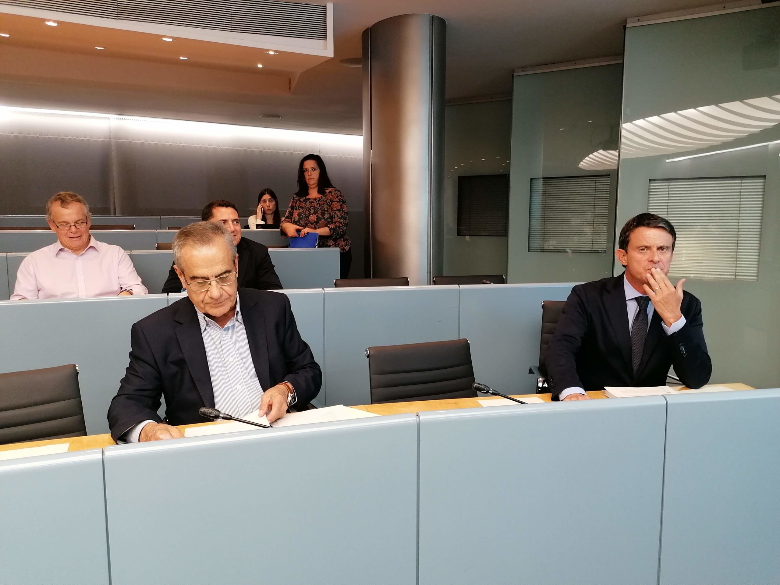 Manuel Valls a l'inici de la seva primera comissió municipal / MMP