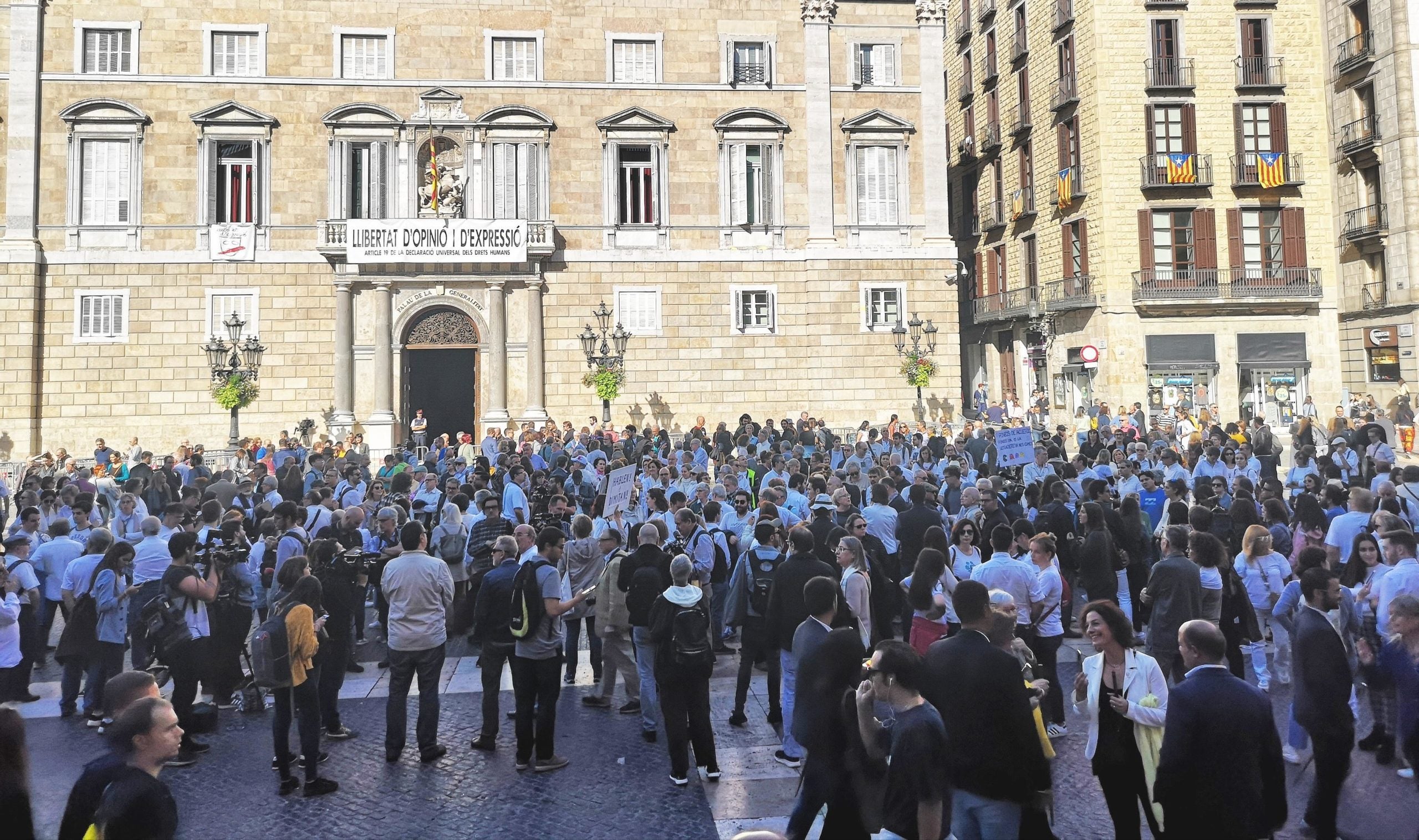 La protesta dels qui volen més 'diàleg' convocada per Parlem a la plaça Sant Jaume / D.C.