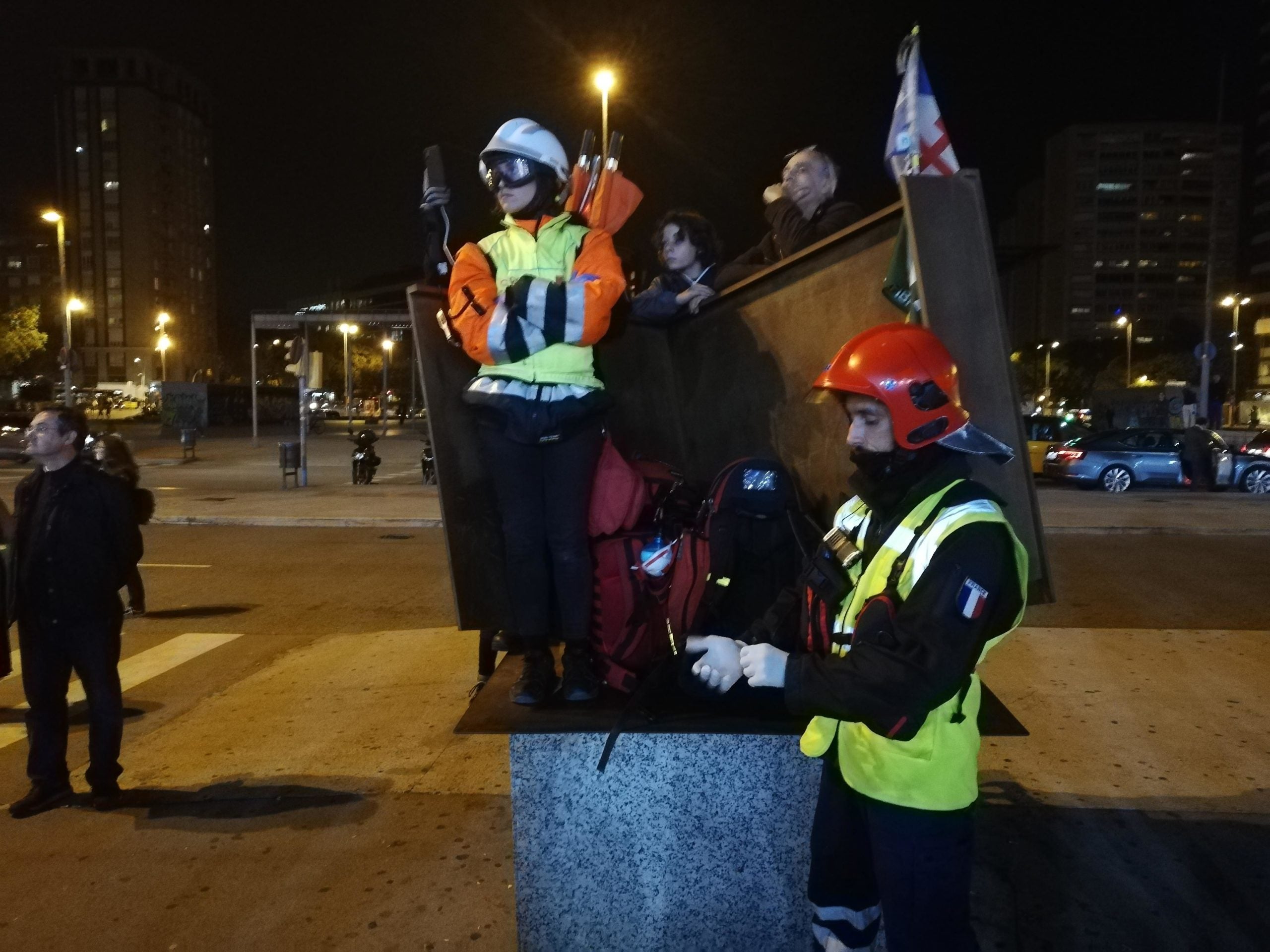 Sanitaris del col·lectiu Street Medics a l'estació de Sants aquest dilluns / X.F.