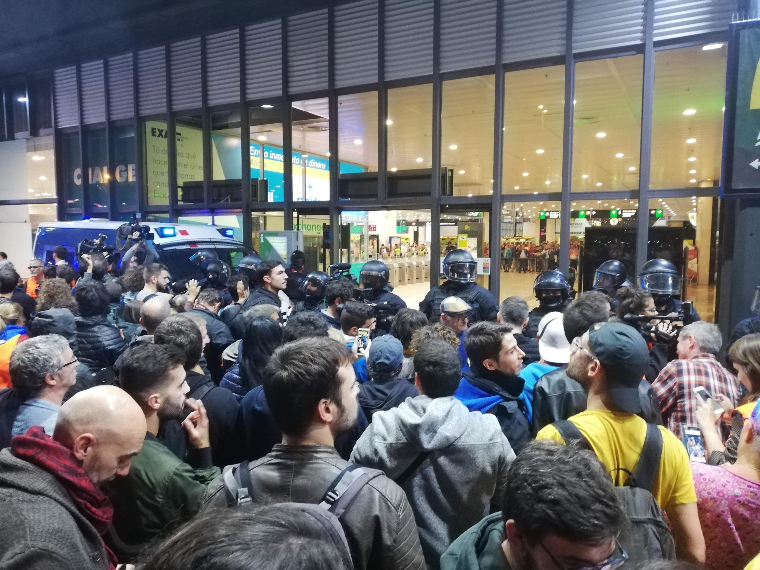 L'estació de Sants, tancada pels Mossos durant la protesta dels CDR / X.F.