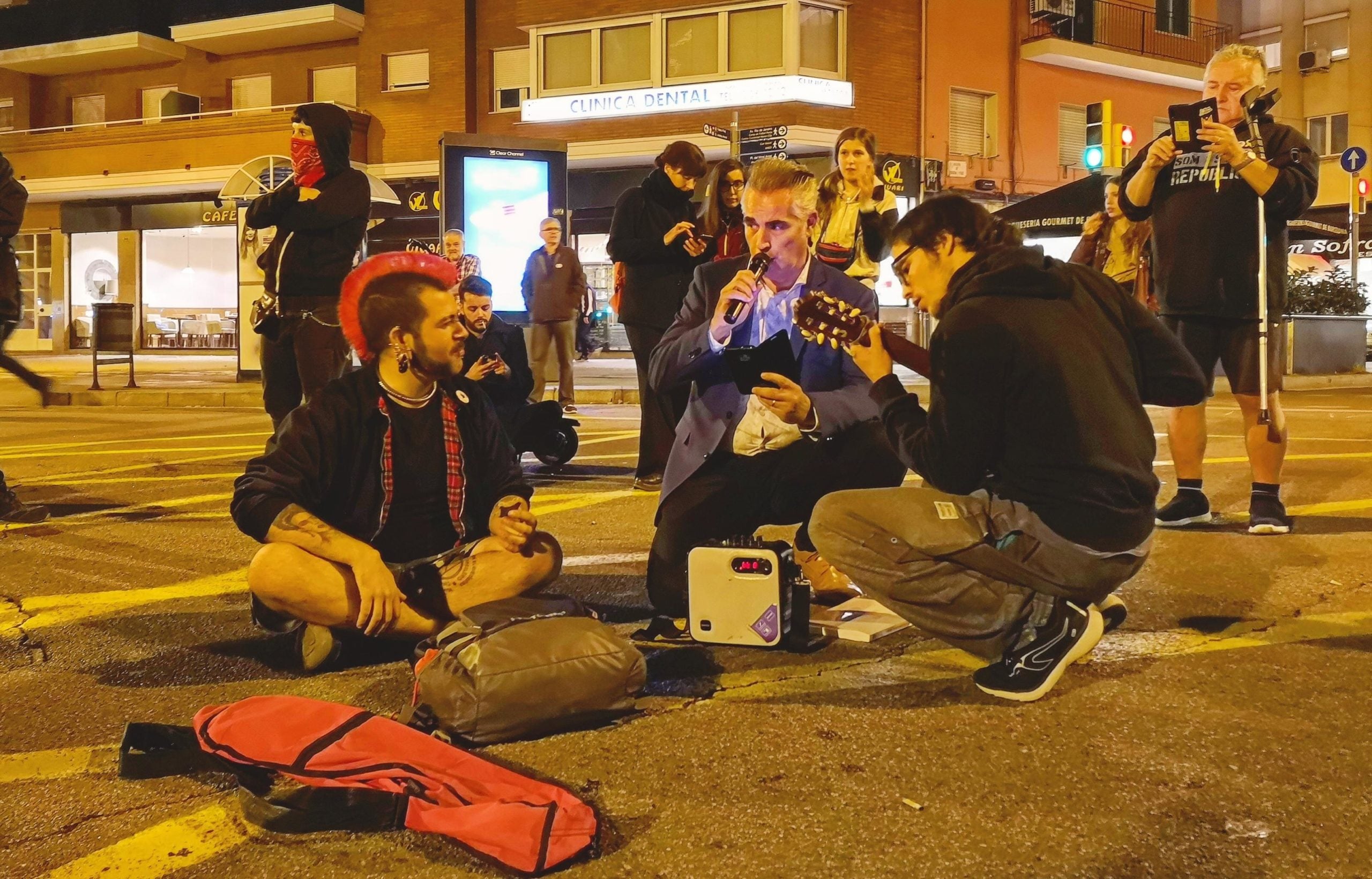 Un karaoke eclèctic, que barreja personatges de diferents ideologies, ocupa la Meridiana per protestar contra la sentència de l'1-O / D.C.