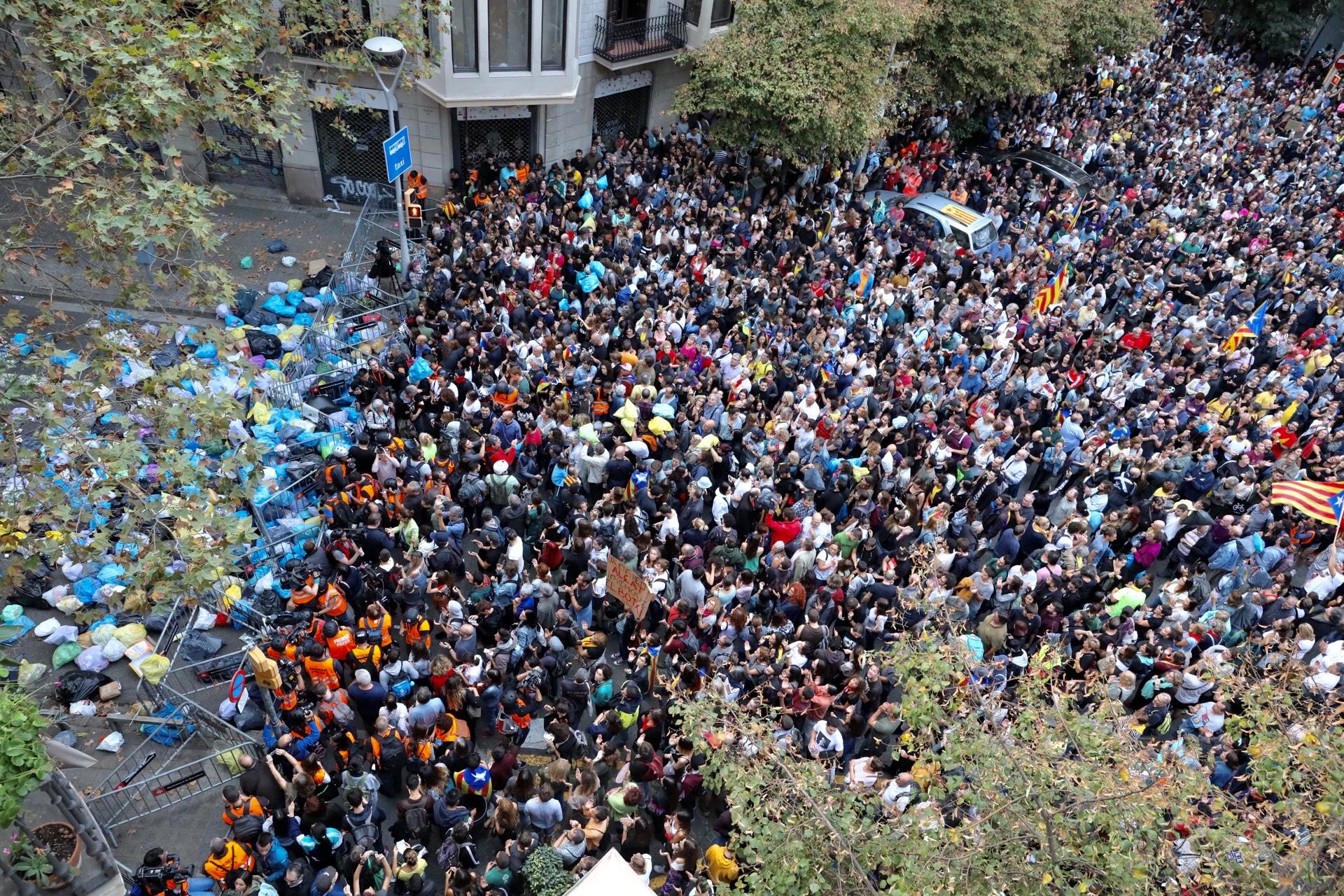 Manifestants i bosses de brossa llançades davant la Delegació del govern espanyol / Jordi Borràs