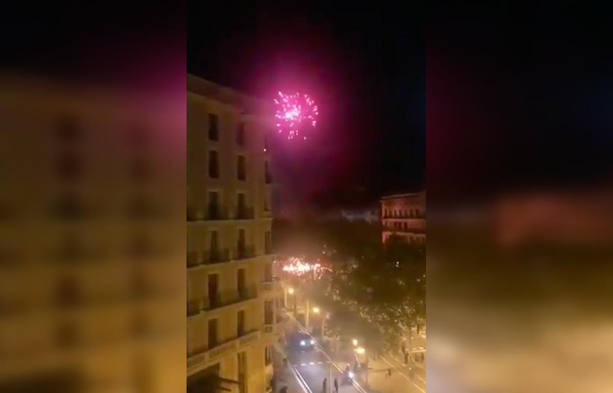 Captura del vídeo que mostra el llançament de pirotècnia / Twitter (SAP_Mossos)