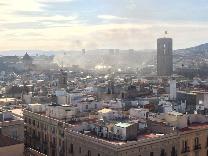 Fum de l'incendi d'un pis al carrer Hospital / Cedida