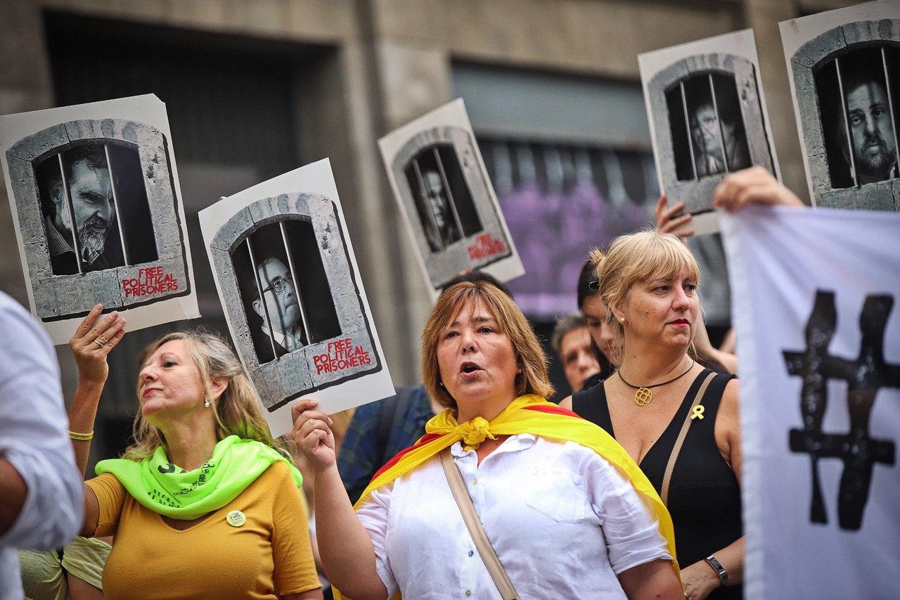 Tall de Via Laietana, en la primera reacció espontània de la ciutadania a la sentència de l'1-O / Jordi Borràs