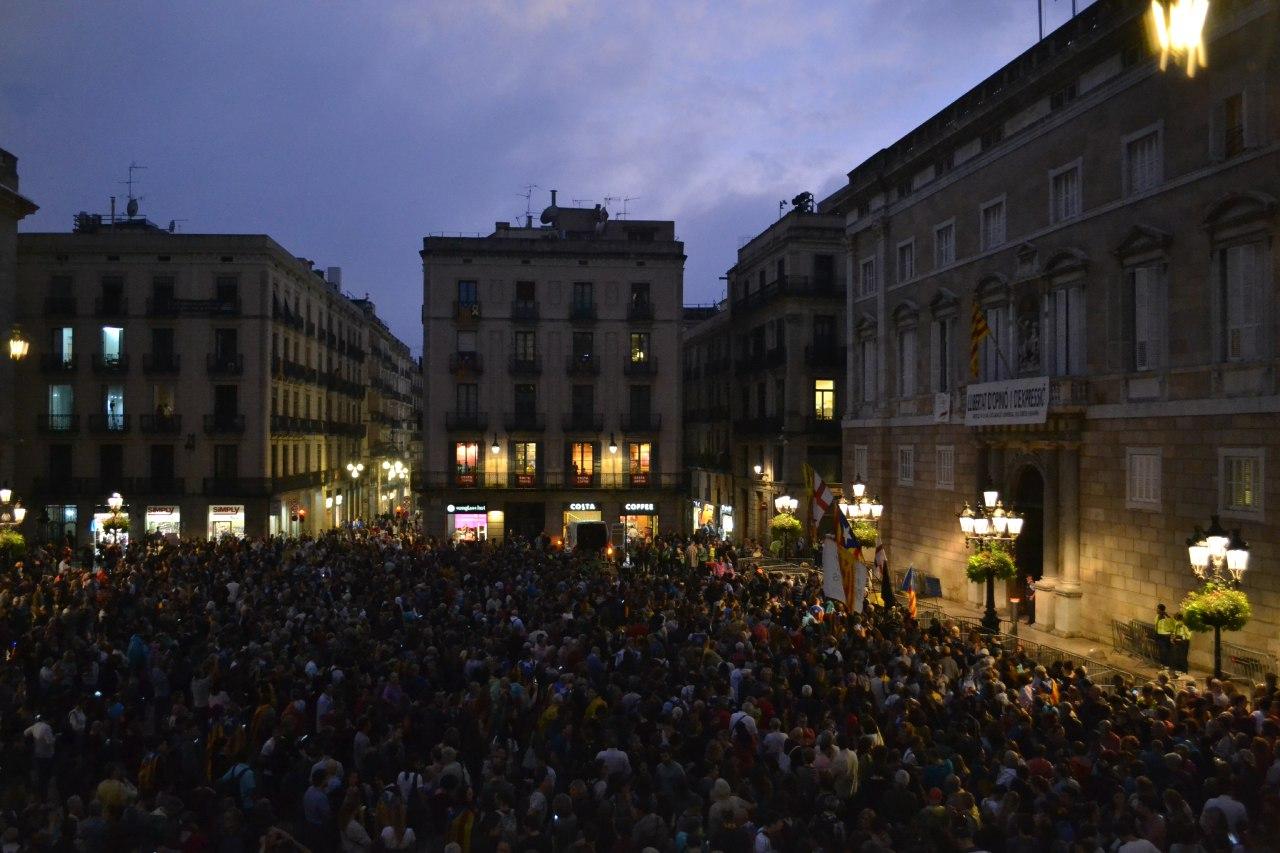 La plaça Sant Jaume, desbordada el vespre del dia que es va fer pública la sentència de l'1-O / J.A.G