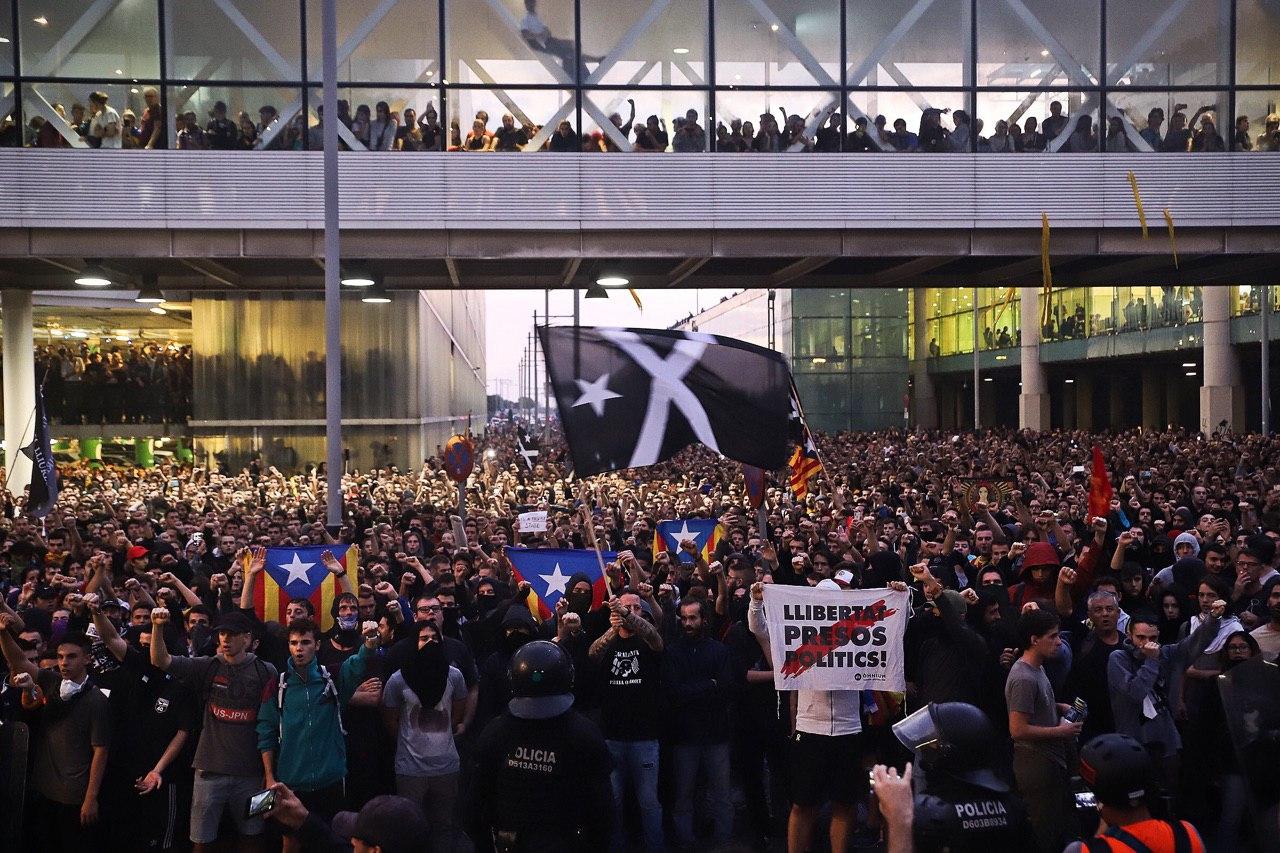 La multitud concentrada a l'aeroport de Barcelona en protesta contra la sentència de l'1-O / Jordi Borràs