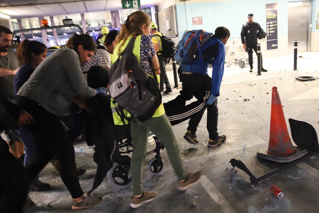 Sanitaris voluntaris s'enduen un manifestant ferit greument en un ull en els aldarulls del Prat, el primer dia de protesta contra la sentència de l'1-O / Jordi Borràs