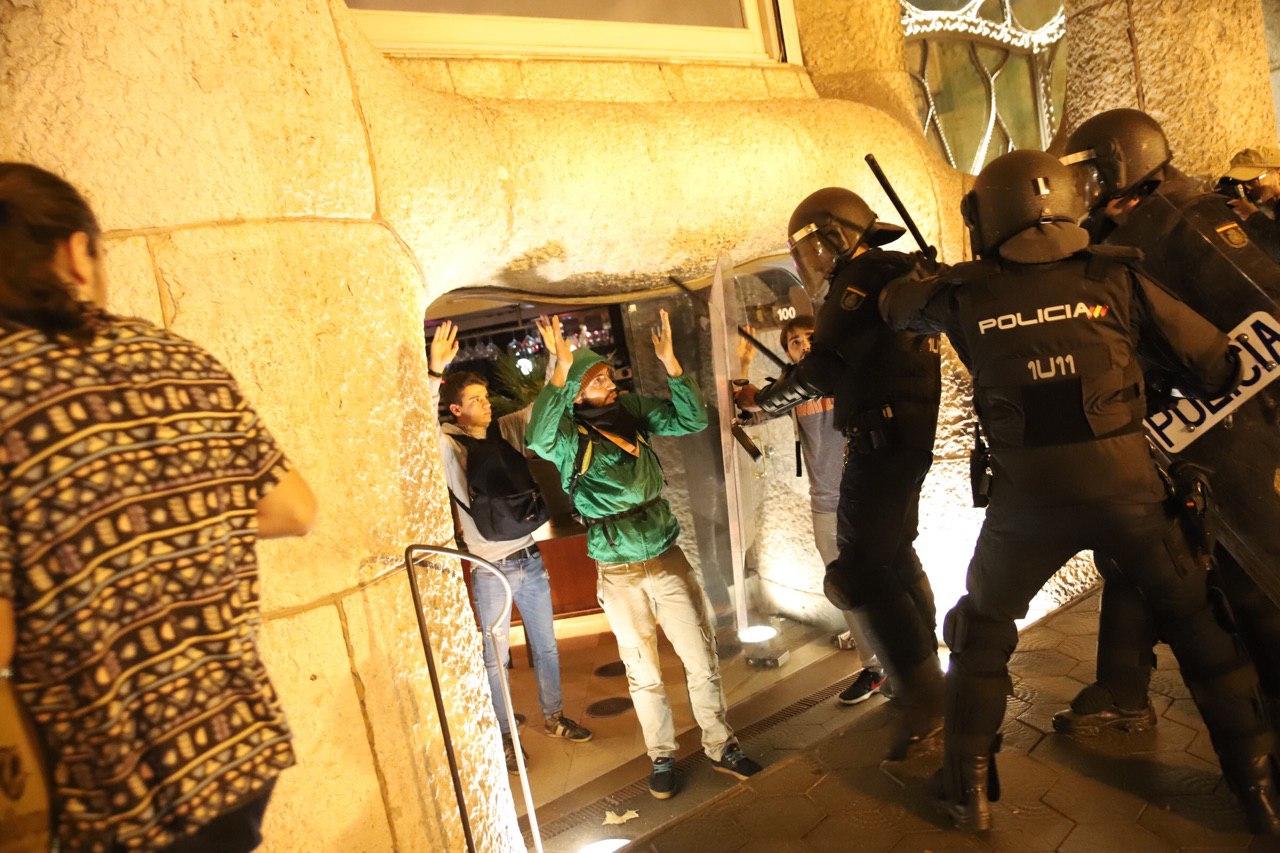 Policia Nacional encarant-se amb tres manifestants als baixos de la Pedrera / Jordi Borràs