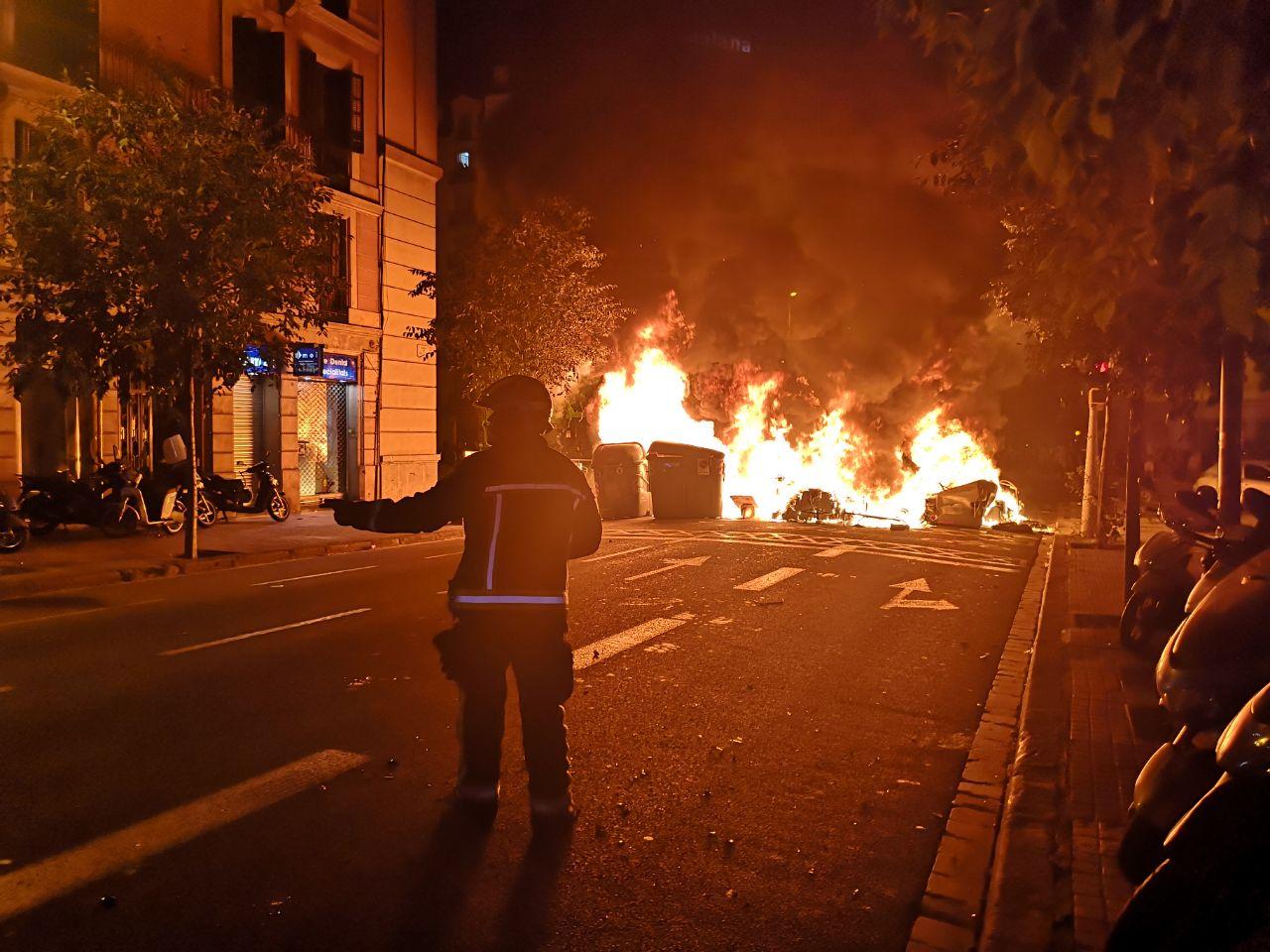 Barricada de foc a prop de la delegació del govern espanyol / D.C.