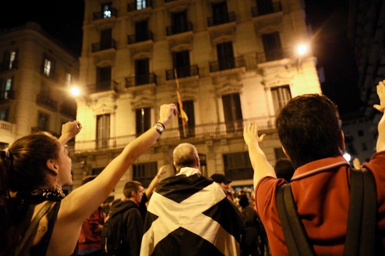 Manifestants davant la prefectura de Via Laietana, aquest diumenge / Jordi Borràs