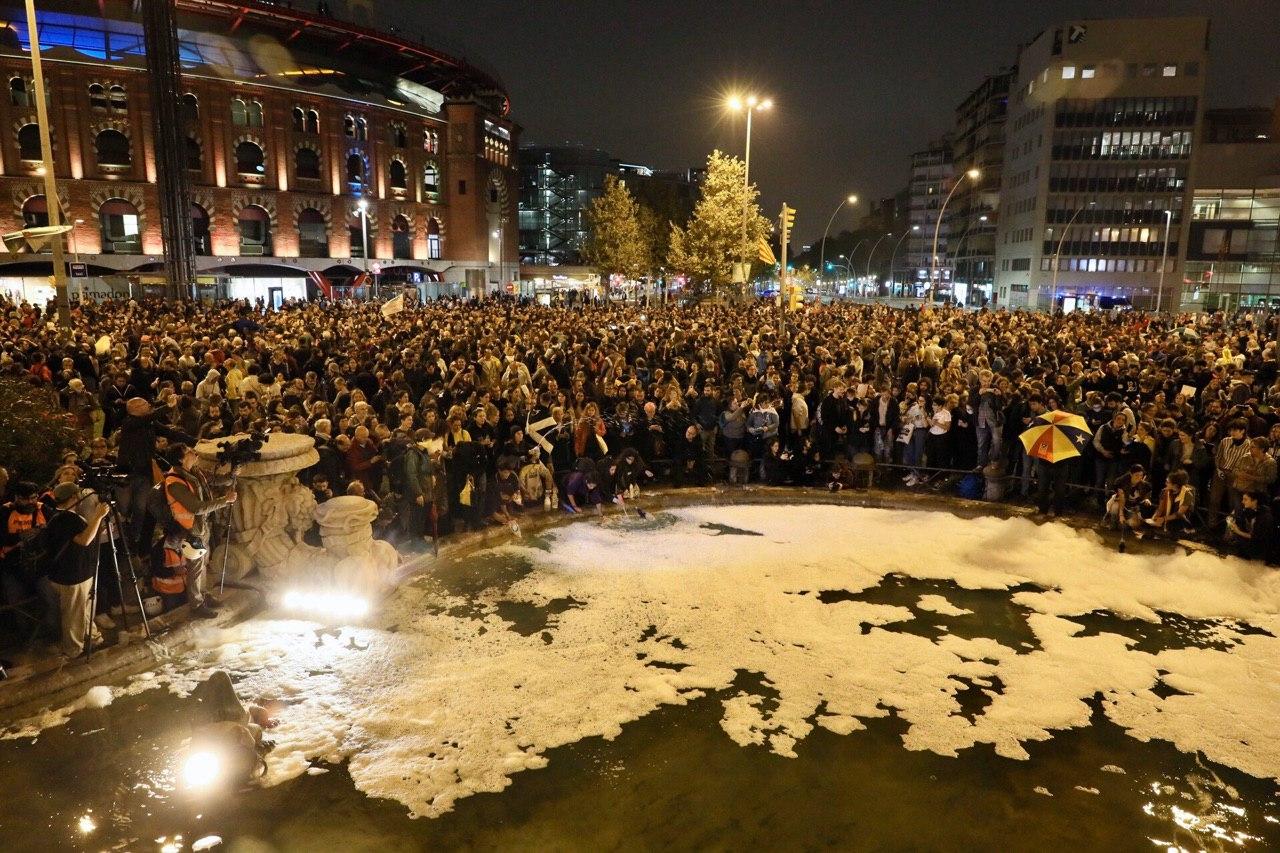 Els manifestants convocats pels CDR aboquen Fairy a la font de la plaça Espanya en la 8a nit de protesta a Barcelona per la sentència de l'1-O / Jordi Borràs