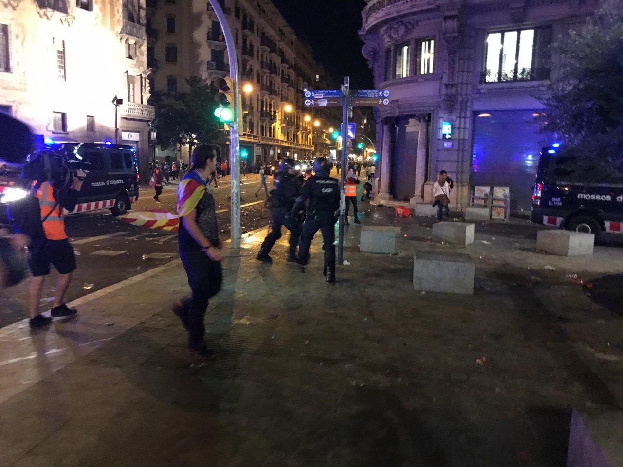 Detenció de la Policia Nacional al carrer Comtal, durant les càrregues per la protesta dels CDR per 'tornar les pilotes' / Q.S.