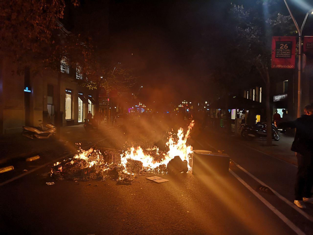 Barricada entre passeig de Gràcia i Pau Claris / David Cobo