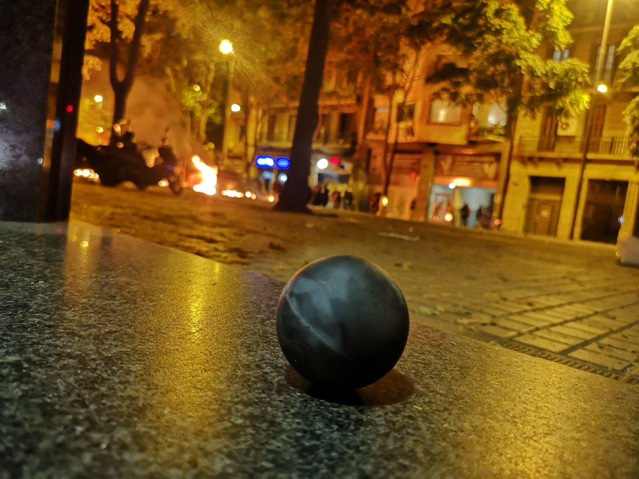 Pilota de goma disparada per la Policia Nacional durant els aldarulls posteriors a la manifestació contra la sentència de l'1-O convocada pels CDR / David Cobo