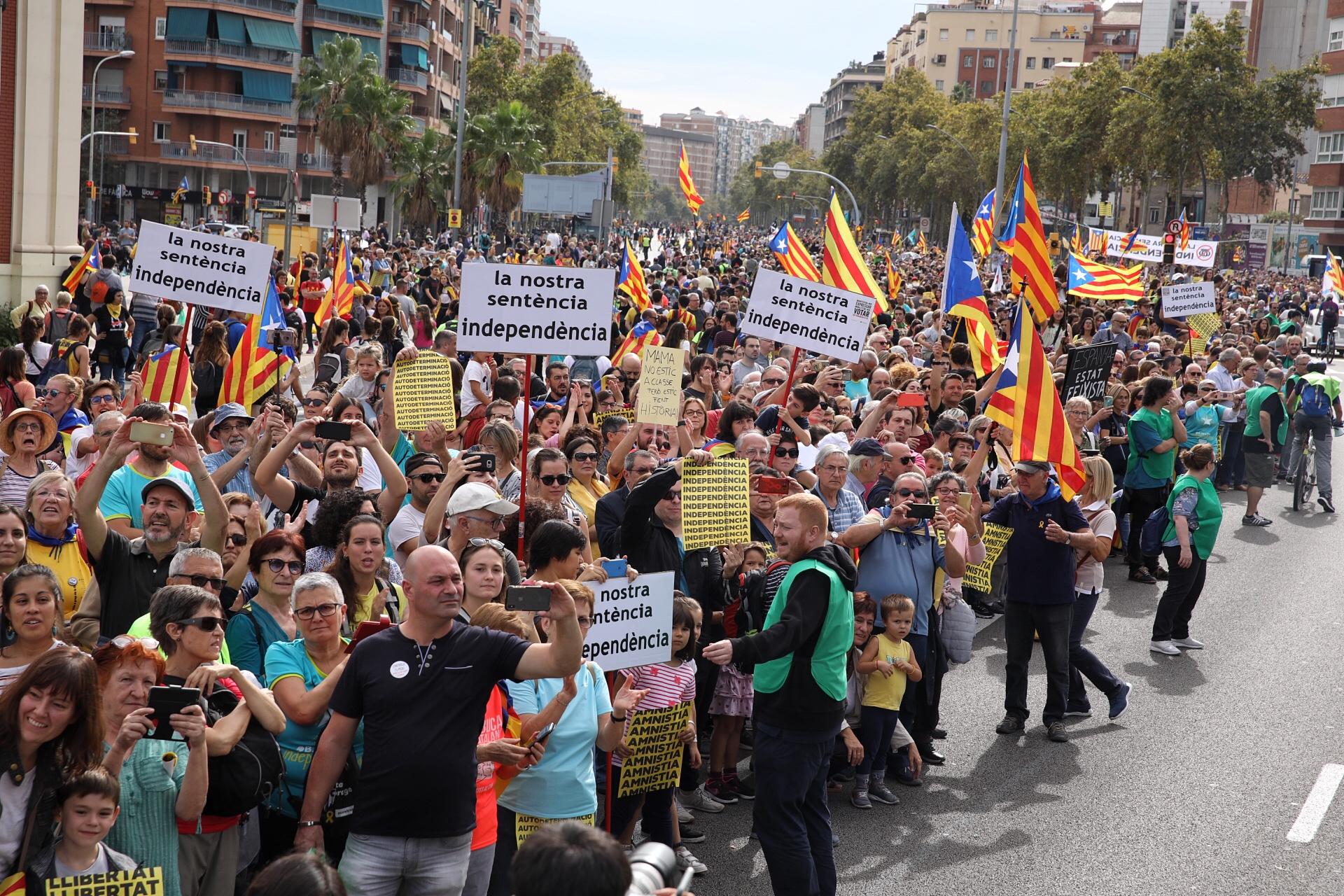 La marxa per la llibertat que ve de Berga, entrant per la Meridiana el dia de la vaga general del 18-O contra la sentència de l'1-O / Jordi Play