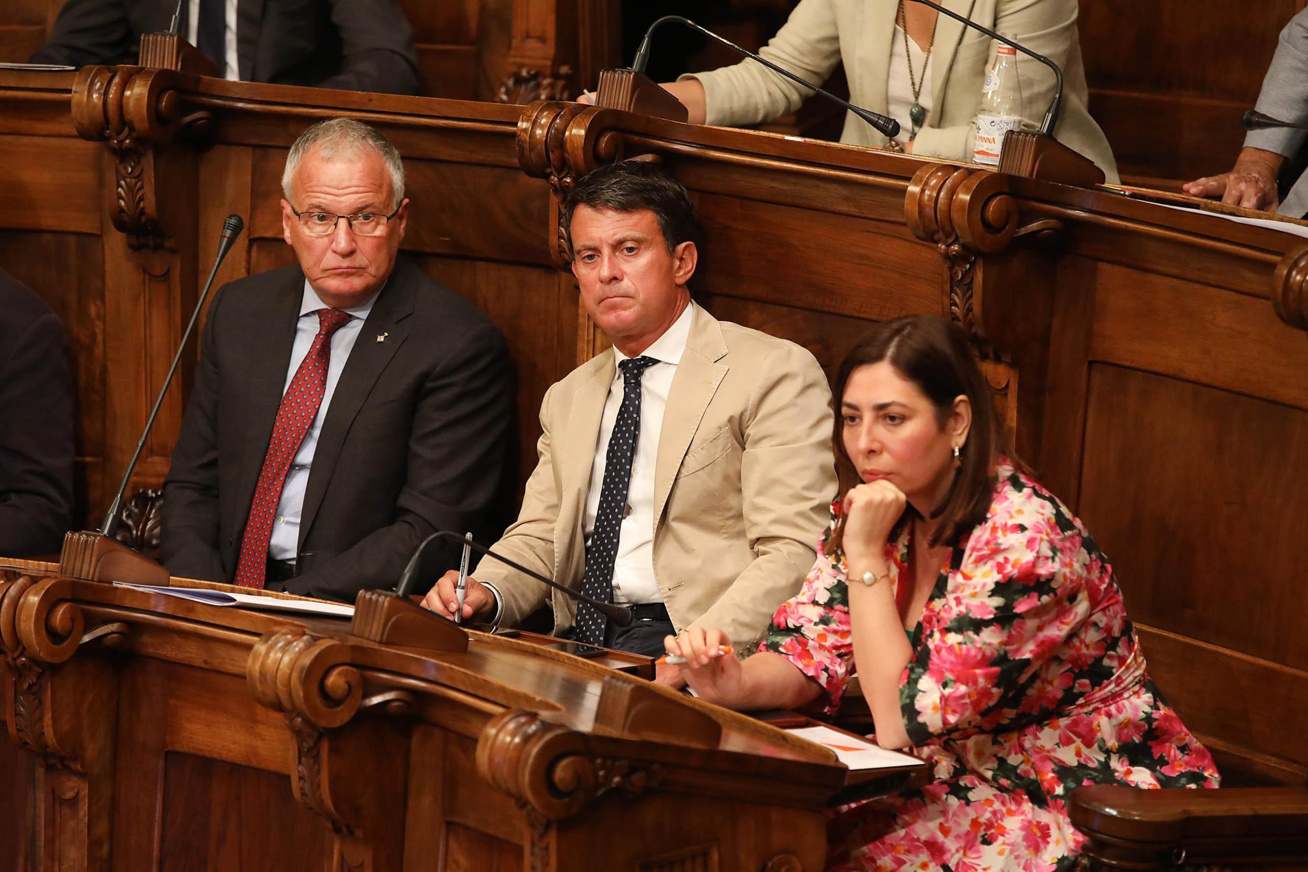 Manuel Valls (BpC) i Luz Guilarte (Cs), al costat de Josep Bou (PP), en una imatge d'un ple de uns mesos / Jordi Play