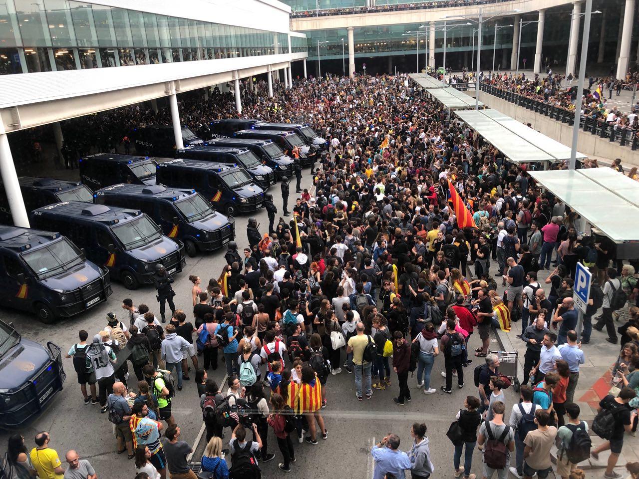 Manifestants contra la sentència de l'1-O als accessos a l'aeroport / Q.S.