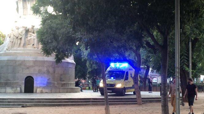 L'ambulància del SEM a la plaça Tetuan, on un jove independentista ha sigut agredit per un grup que portava una bandera espanyola 