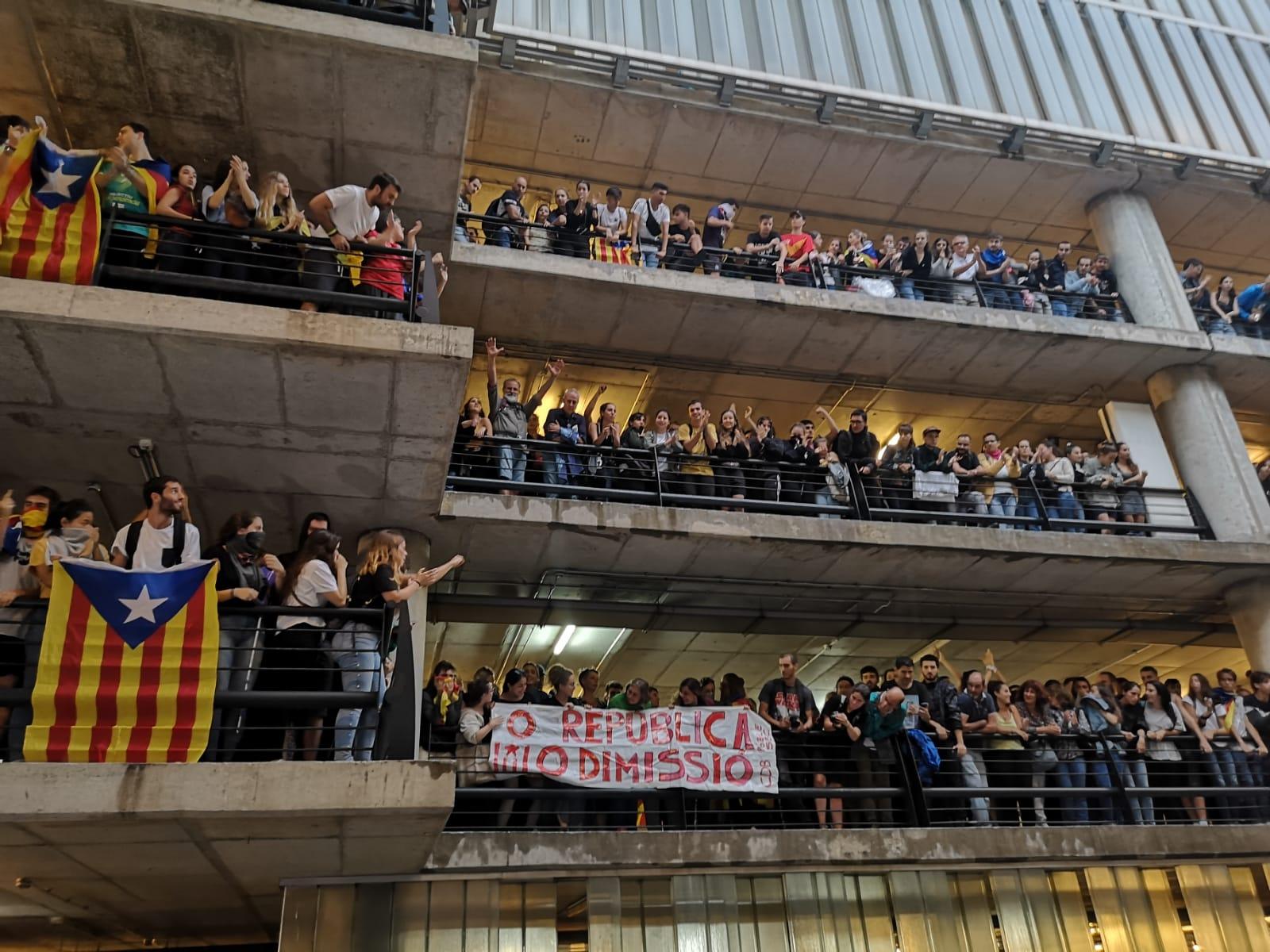 Pancarta amb el lema 'República o dimissió' penjada a l'aeroport del Prat per manifestants contra la sentència de l'1-O / D.C.