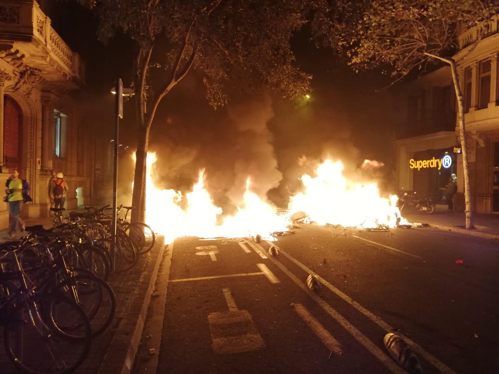 Barricada de foc als voltants de la delegació del govern espanyol / X.F.