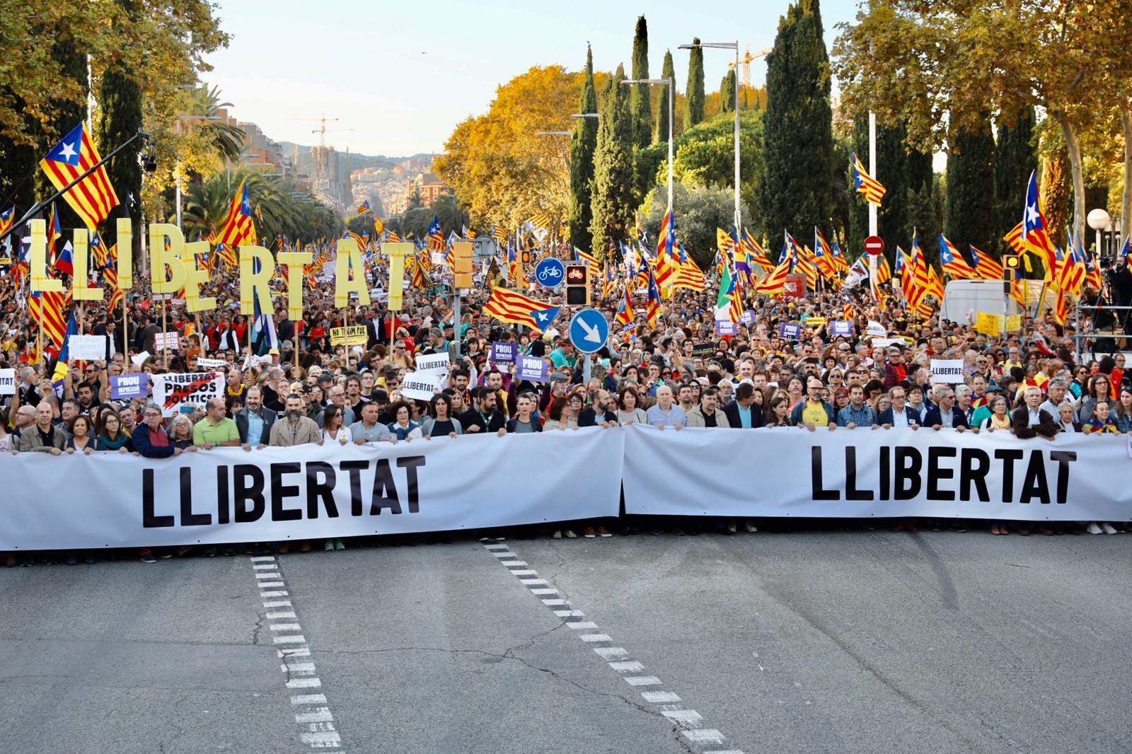 La capçalera de la manifestació unitària contra la sentència de l'1-O al carrer Marina / Jordi Borràs