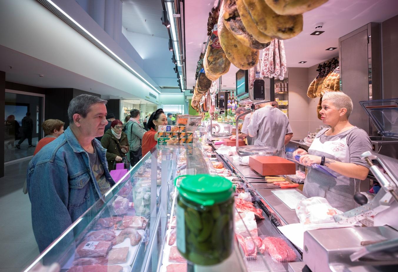 Els paradistes del mercat del Bon Pastor han celebrat l'estrena del nou equipament / Ajuntament