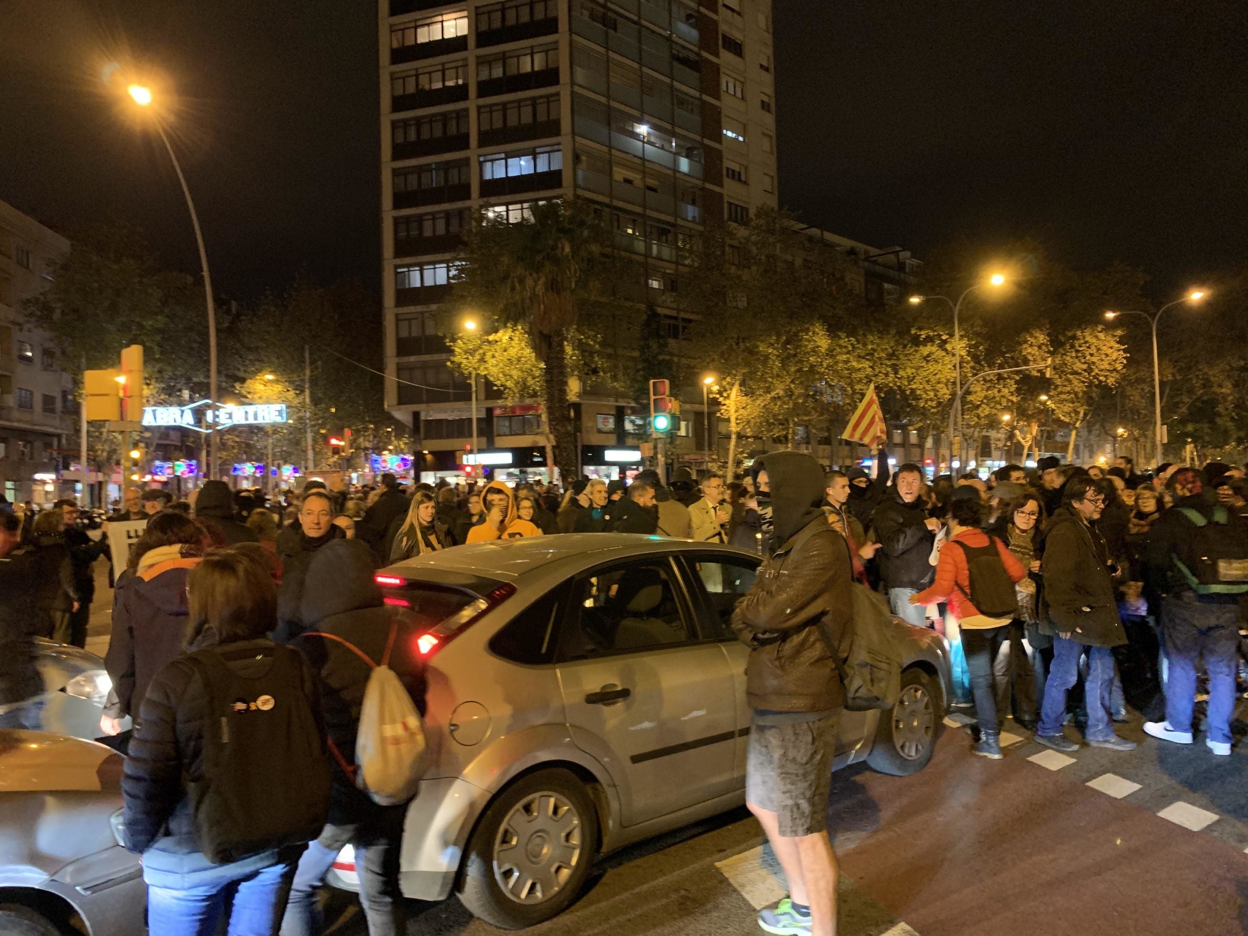 La Meridiana tallada per l'acció dels veïns, ahir / S.B.