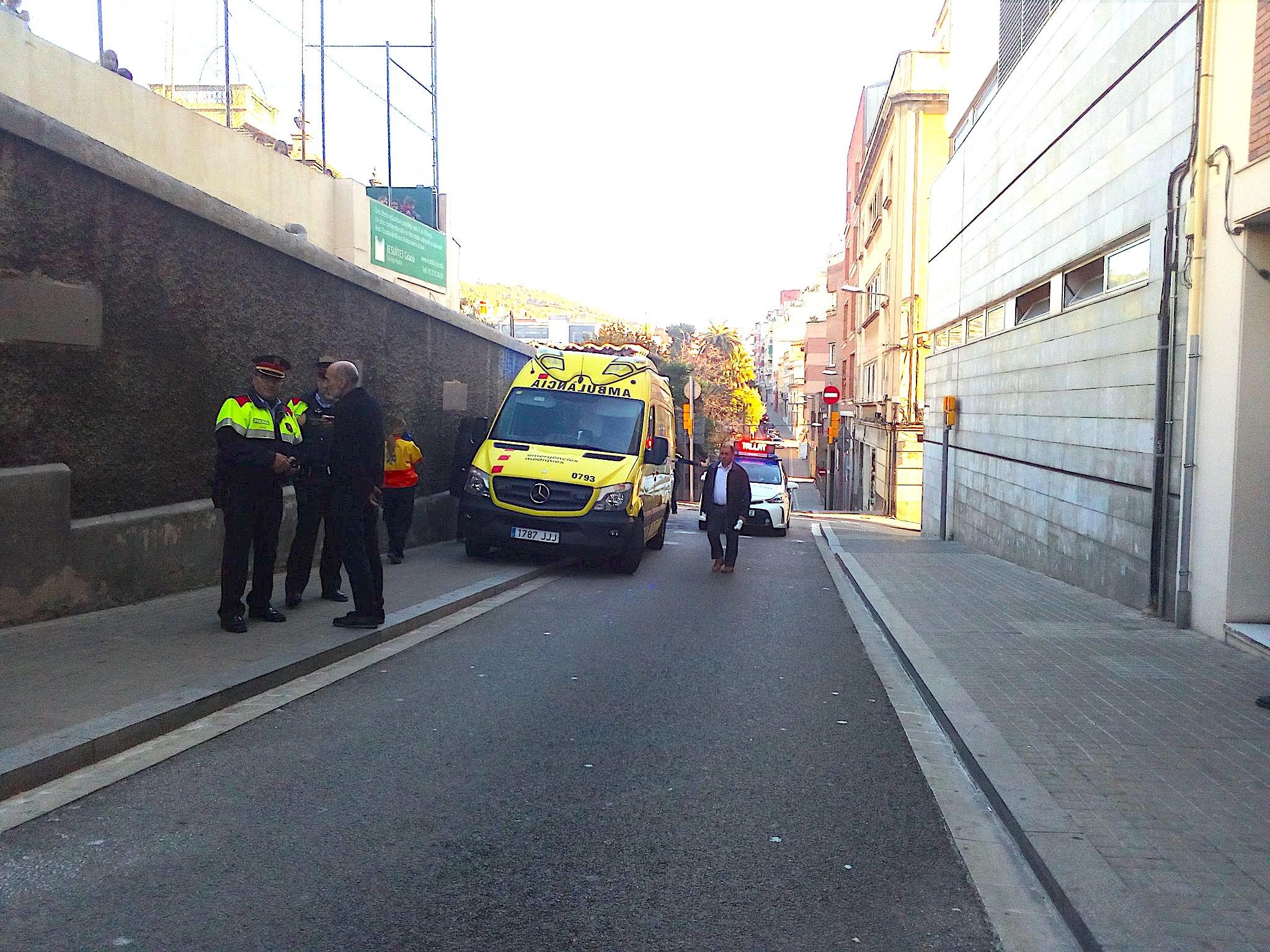 Una ambulància al carrer de la Mare de Déu de la Salut, on es feia el desnonament / Sindicat d'Habitatge de Vallcarca