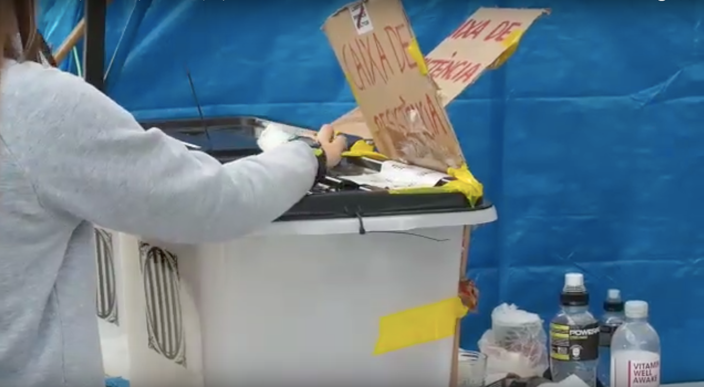 Captura d'imatge del vídeo l'acampada de la plaça Universitat que recorda la raó de ser de la protesta