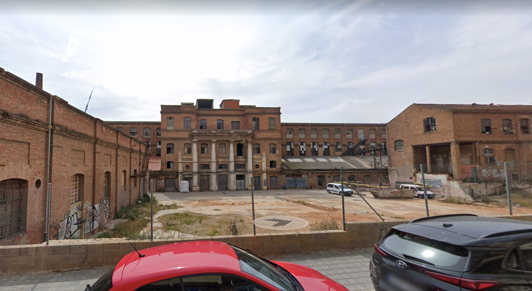 Solar del carrer Mossèn Amadeu Oller 17-21 on es construirà habitatge públic / Google Street View