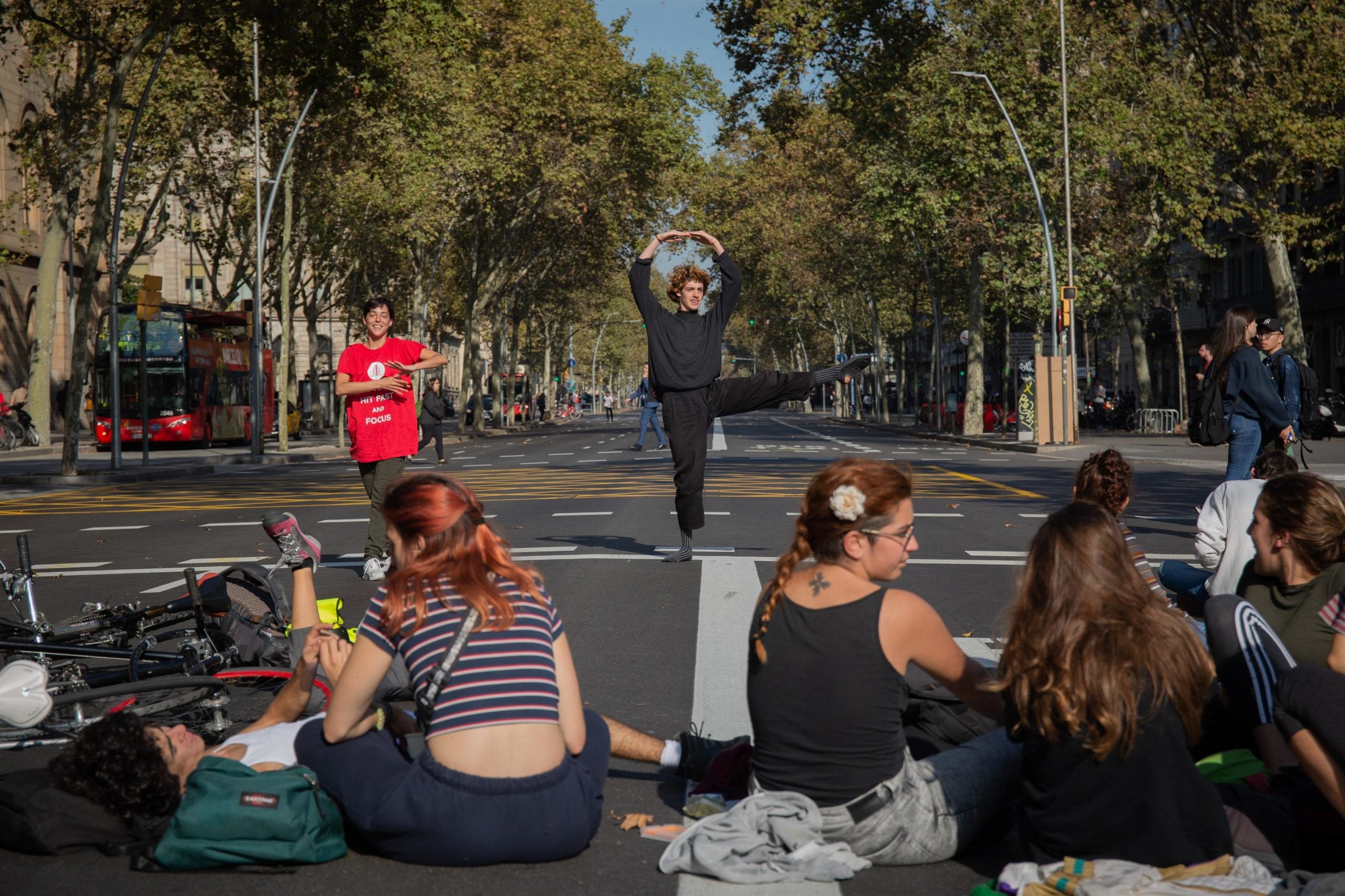 El tall de la Gran Via al seu pas per la plaça Universitat, al costat de l'acampada d'estudiants / Europa Press (David Zorrakino)