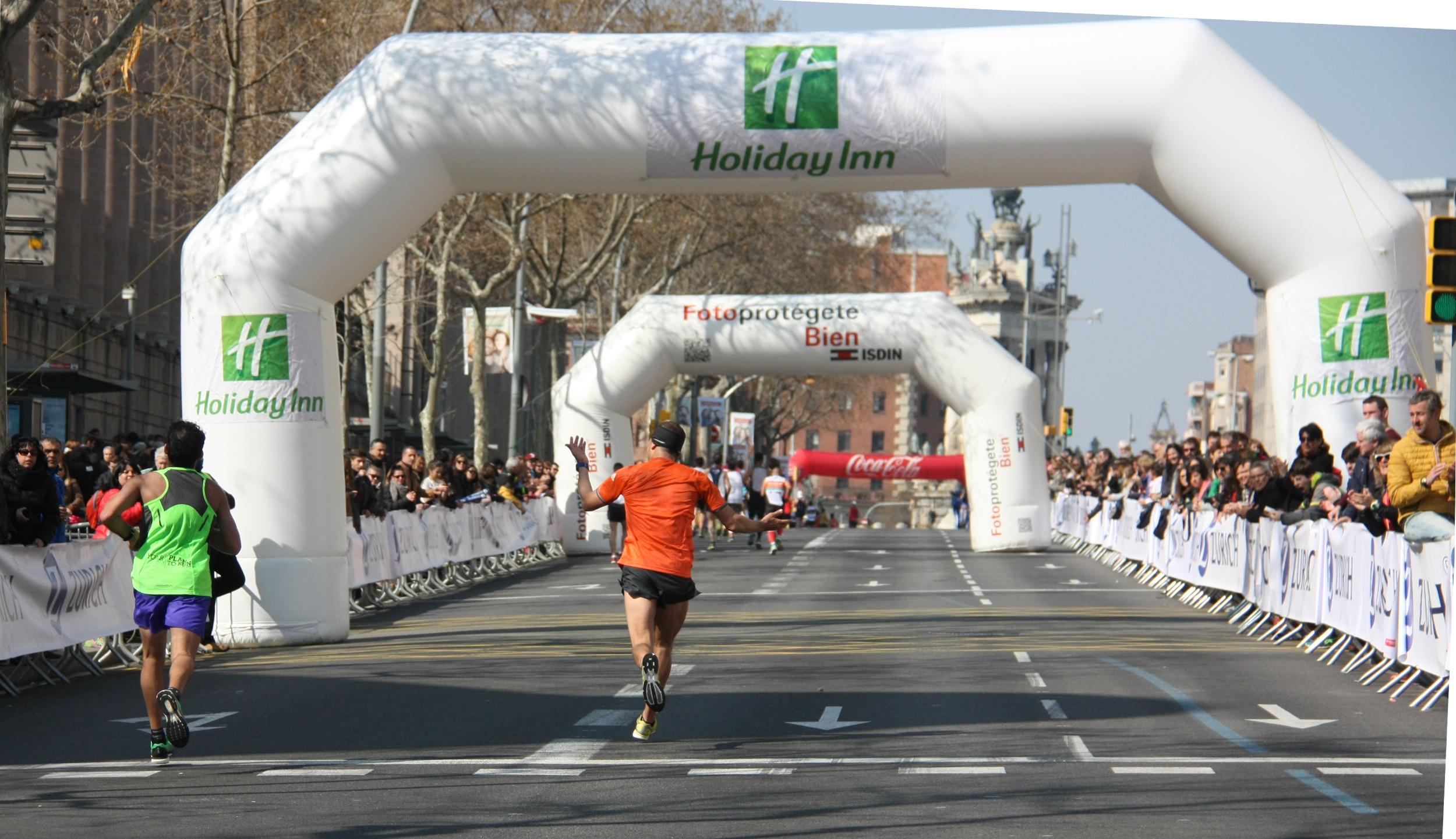 Imatge d'arxiu d'un home arribant a la meta de la Marató Zurich de Barcelona, l'any 2016 / ACN