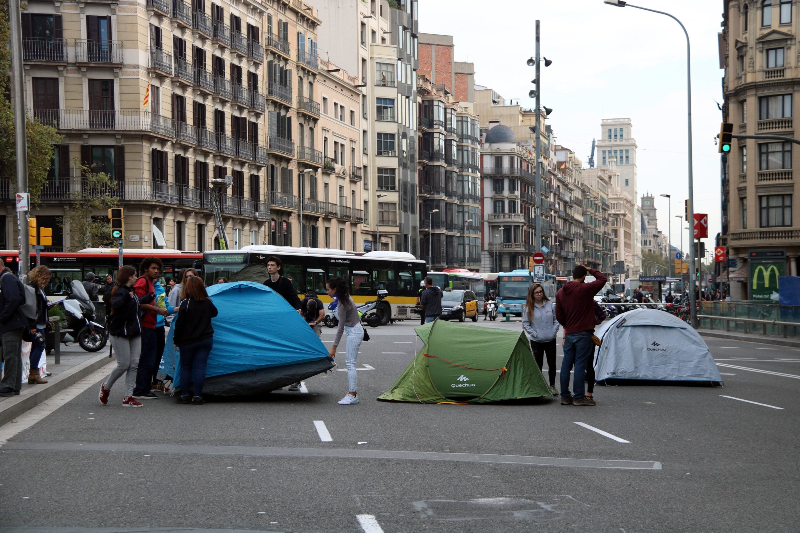 Les tendes de campanya tallant la plaça Universitat a l'acampada d'estudiants / ACN (Elisenda Rosanas)