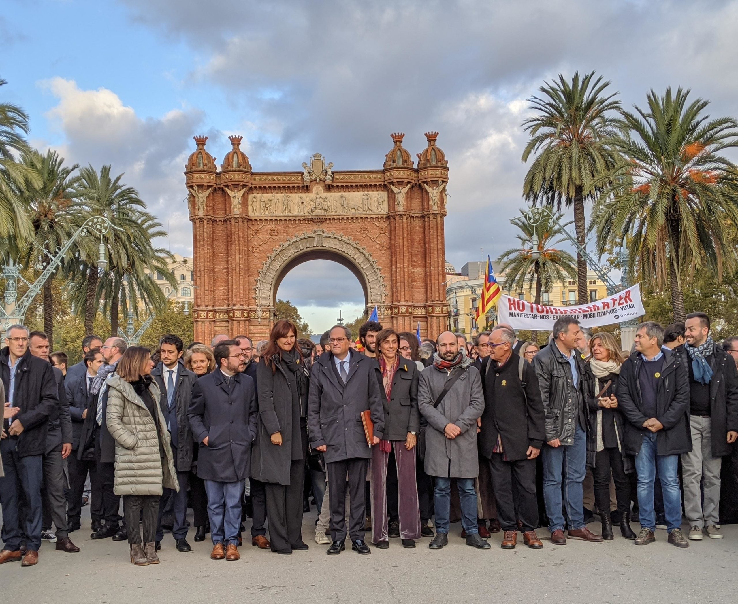 El president de la Generalitat, Quim Torra, a l'Arc de Triomf, amb la seva família, el Govern, els partits i les entitats independentistes, abans del seu judici al TSJC / ACN