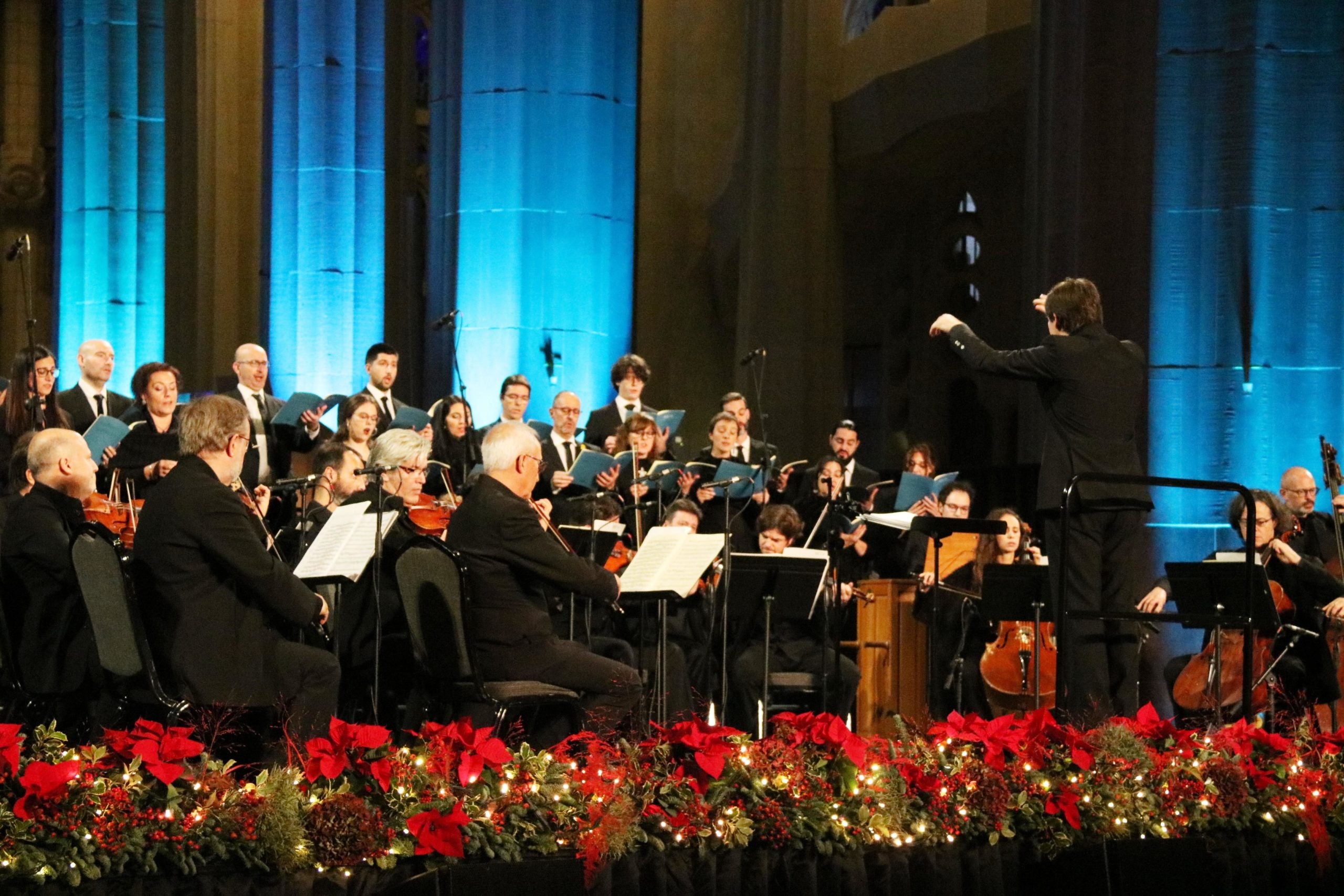 El director Xavier Puig amb l'Orquestra Nacional Clássica d'Andorra i el Cor de Cambra del Palau de la Música a la Sagrada Família / ACN