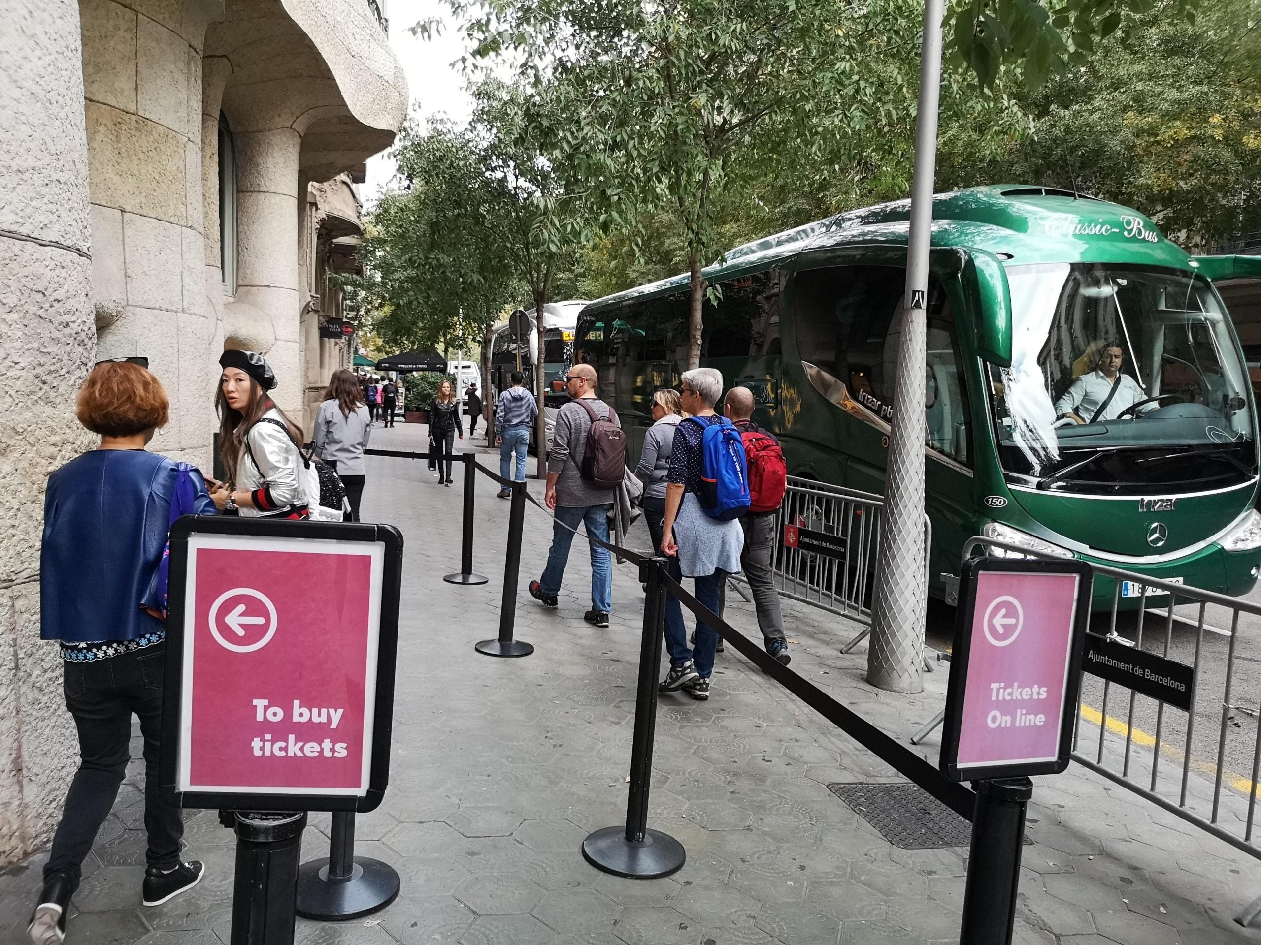 L'estacionament d'autocars al carrer Provença, a prop de la Pedrera,