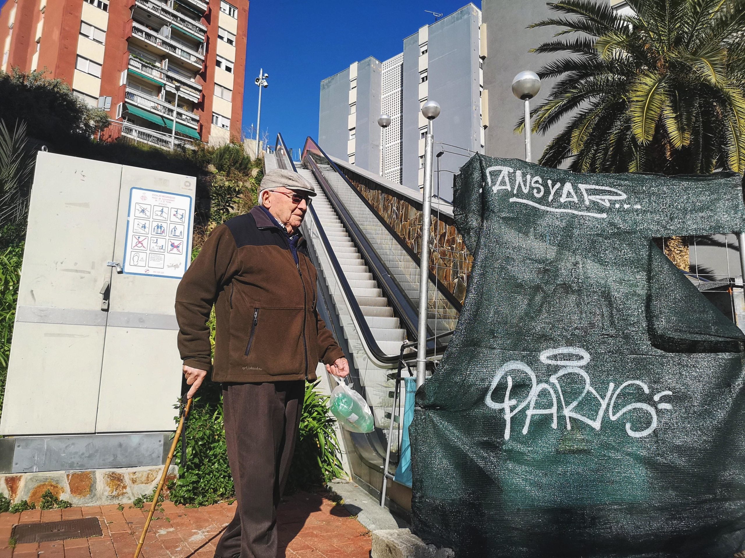 Un veí al costat de les escales mecàniques avariades del carrer Costabona / D.C.