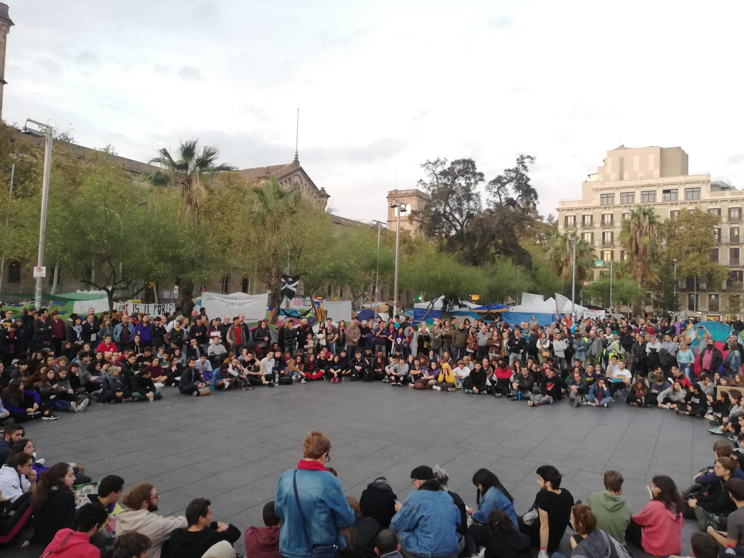 Assemblea de l'acampada juvenil contra la sentència i la repressió a plaça Universitat / Adrià Lizanda