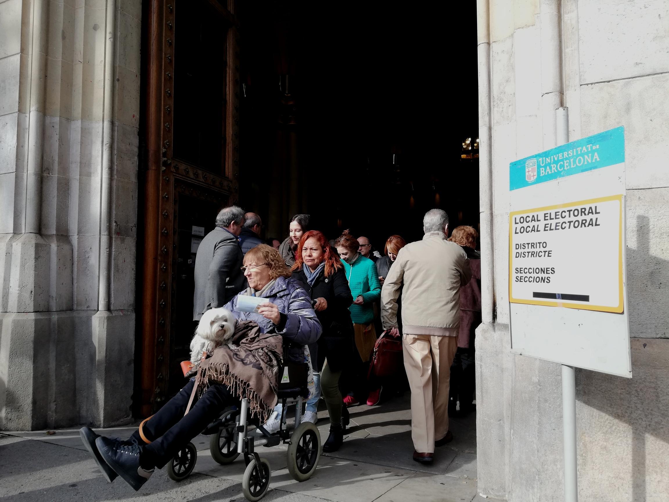 El col·legi electoral instal·lat a la UB funciona amb normalitat, a pocs metres de l'acampada / A.L.